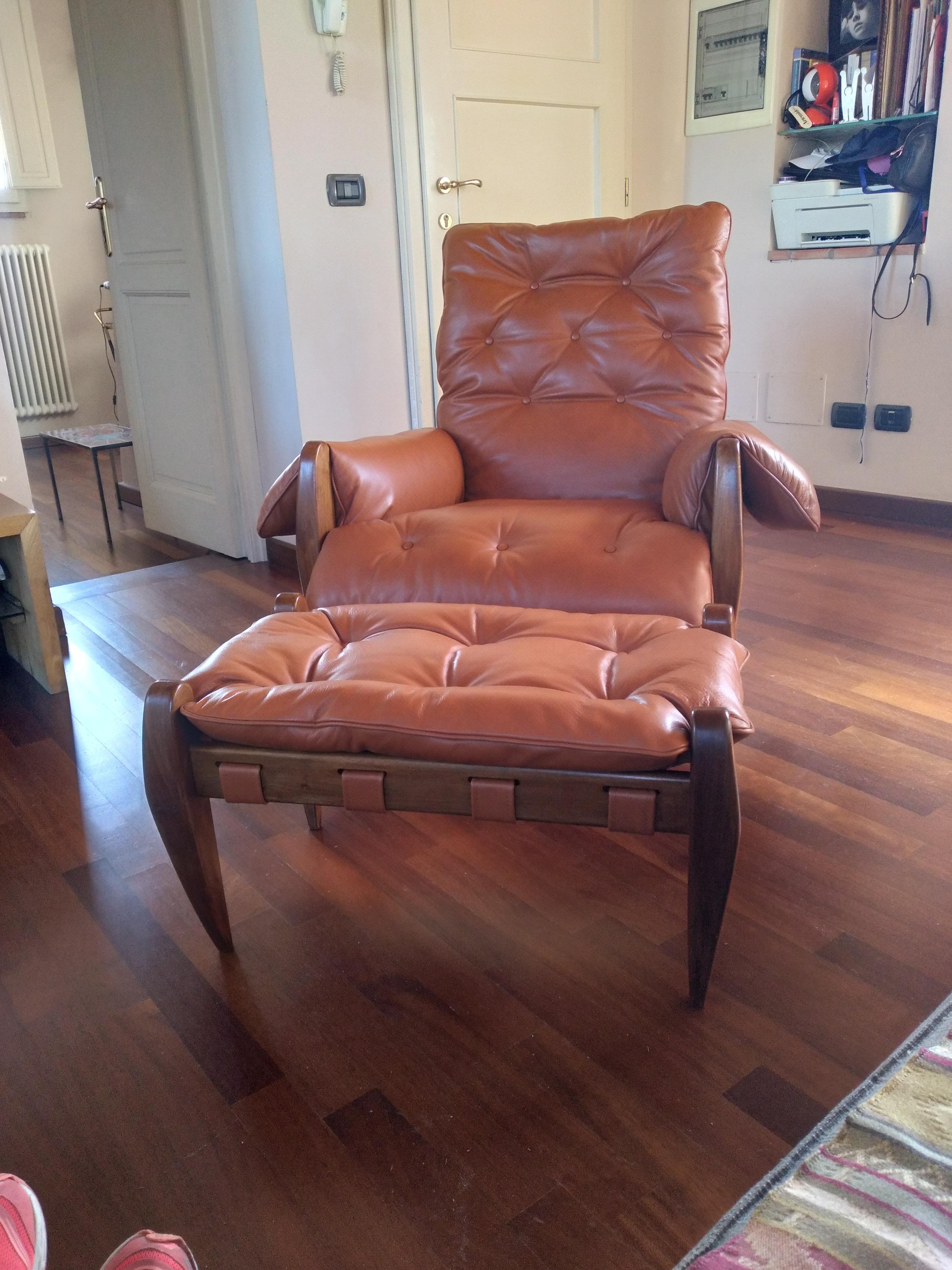 Alguacil Pelle Poltrona Molecola  e Ottomano di Sergio Rodrigues Brasile  1950 Mid-19th Century en venta