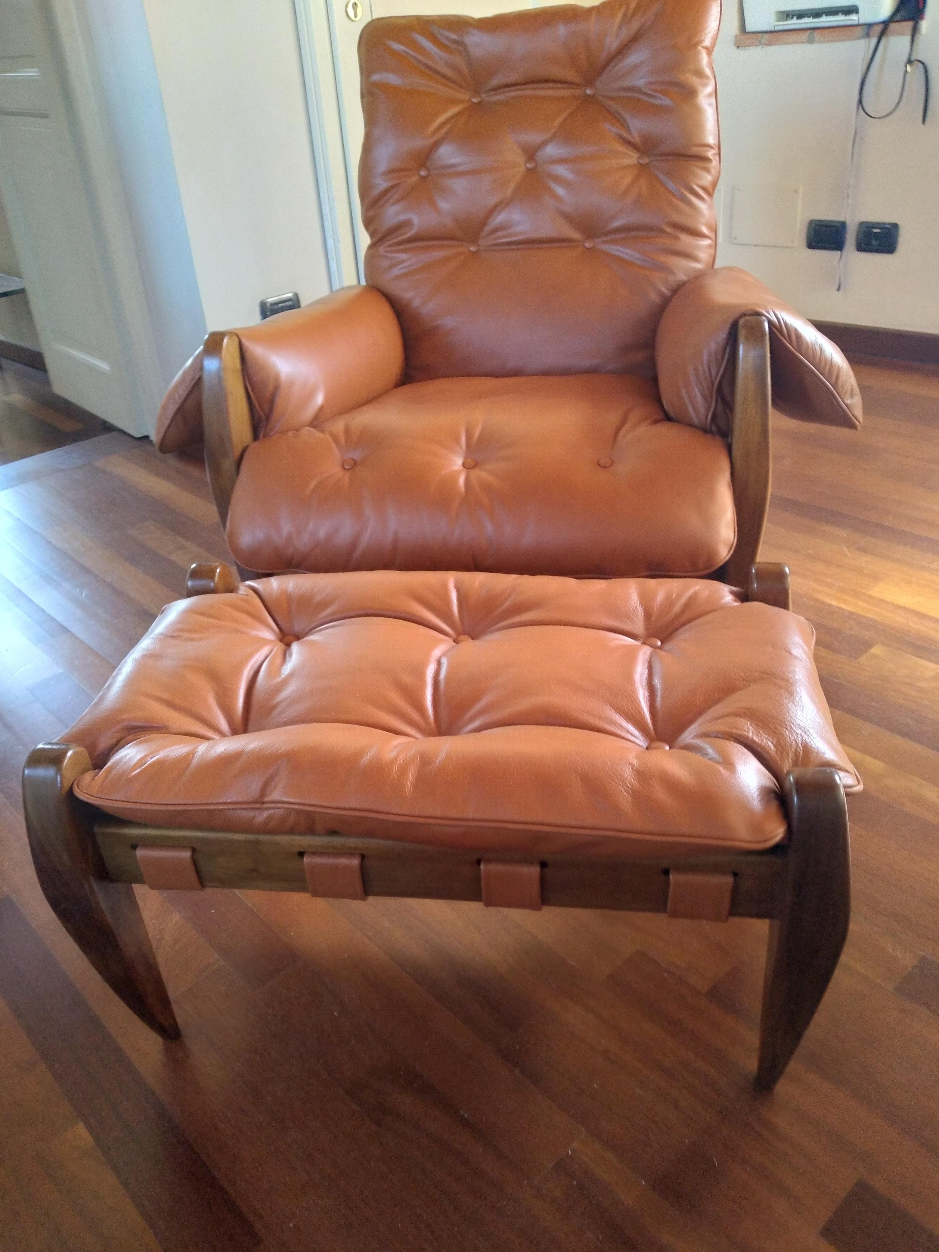 Alguacil Pelle Poltrona Molecola  e Ottomano di Sergio Rodrigues Brasile  1950 Cuero en venta