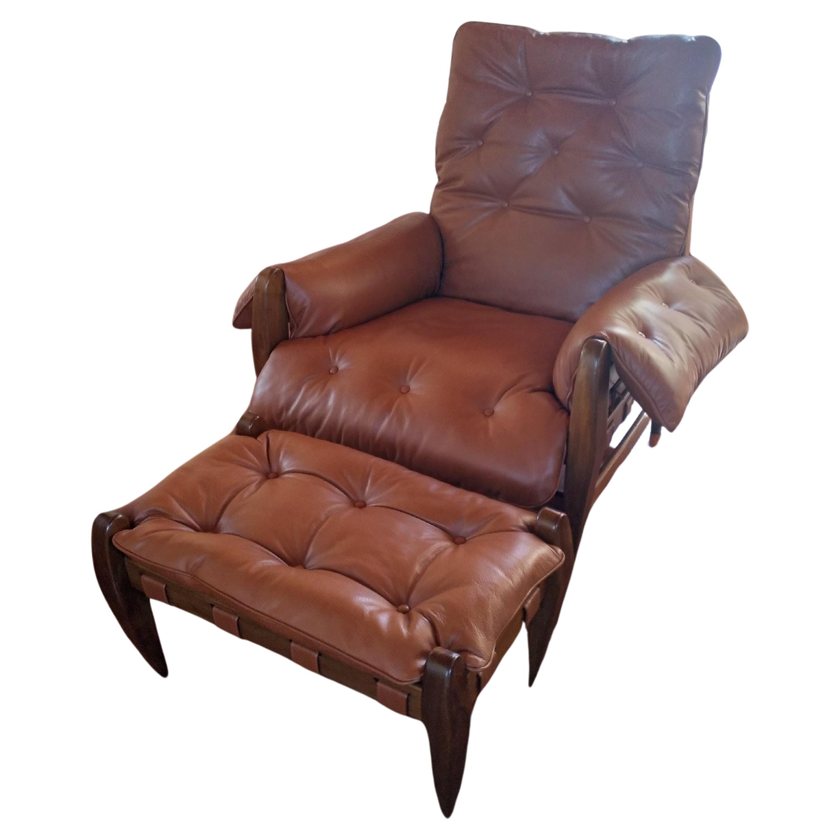 Sheriff  Conjunto en Pelle di Poltrona Moleca e Ottomana design Sergio Rodrigues 1950Struttura in legno rivestimento in pelle color cognac. Poltrona original Mid-Century Modern ,in due pezzi la poltrona e l!'ottomano, si presenta con un stile unico