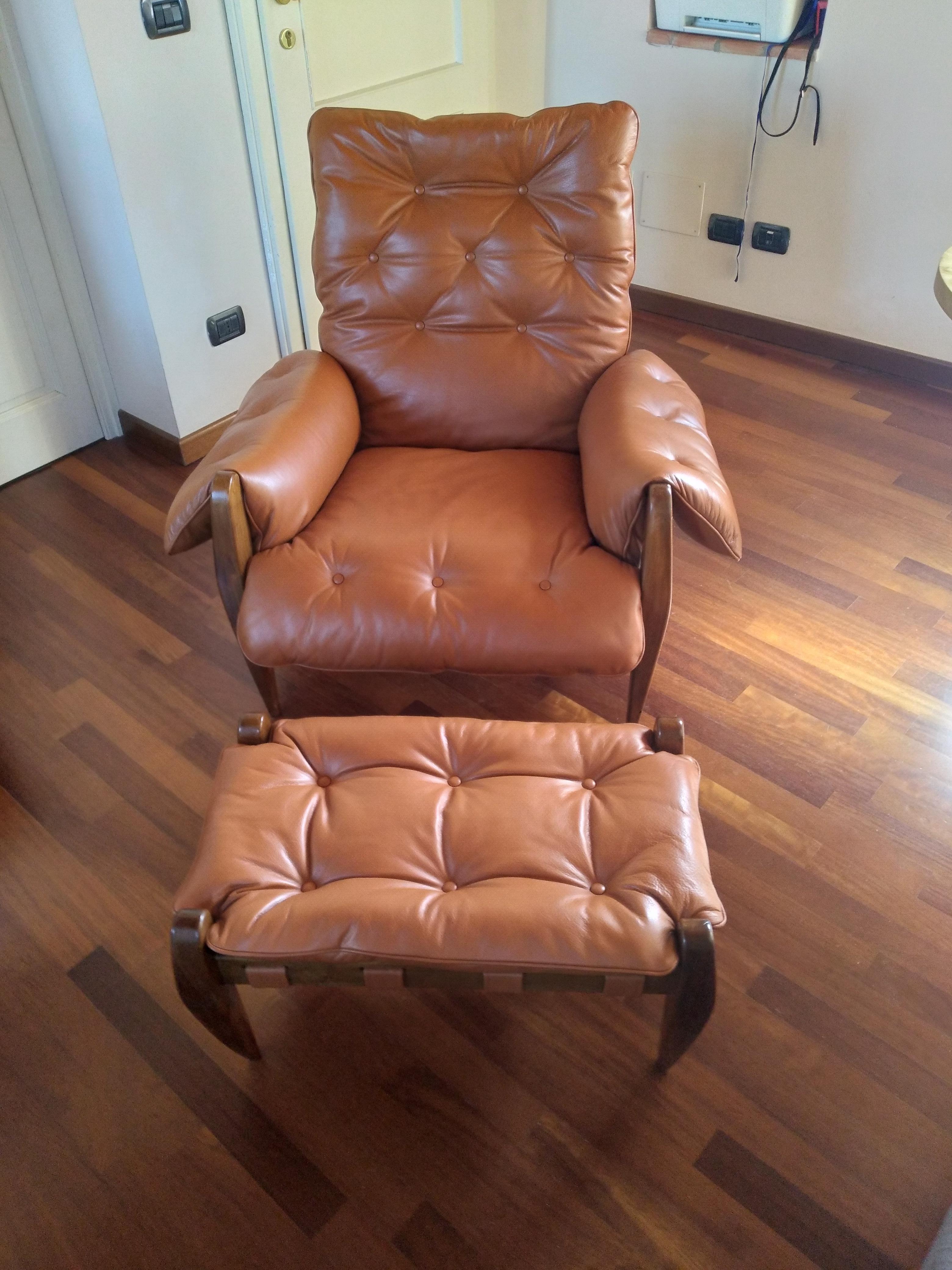 Alguacil Pelle Poltrona Molecola  e Ottomano di Sergio Rodrigues Brasile  1950 Italian en venta
