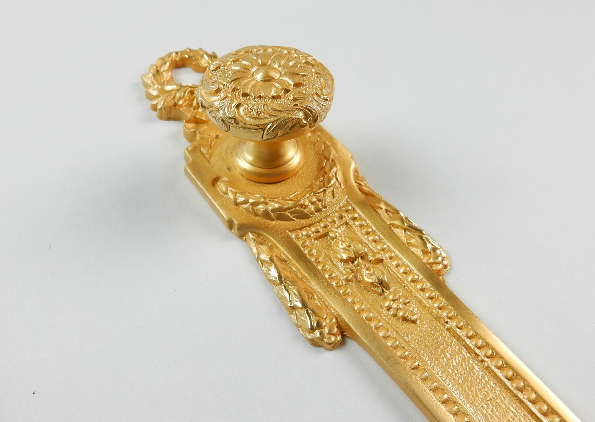 From the Sherle Wagner collection a rare ornate closet or cabinet pull knob with escutcheon.
Both are 22-karat gold plated finish. Escutcheon is 8