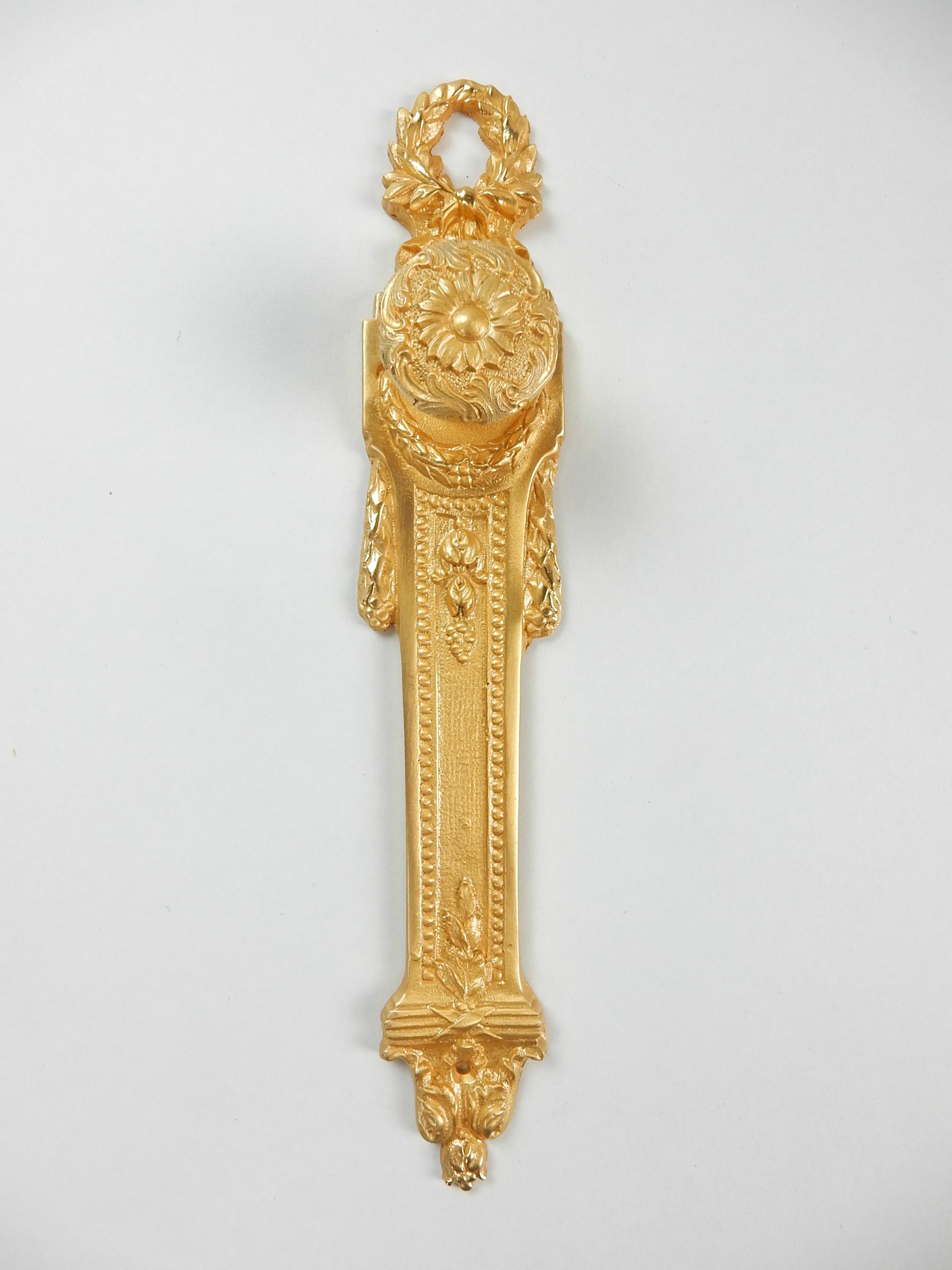 Sherle Wagner 22-Karat Gold Door Pull with Escutcheon, circa 1960s In Good Condition In Las Vegas, NV