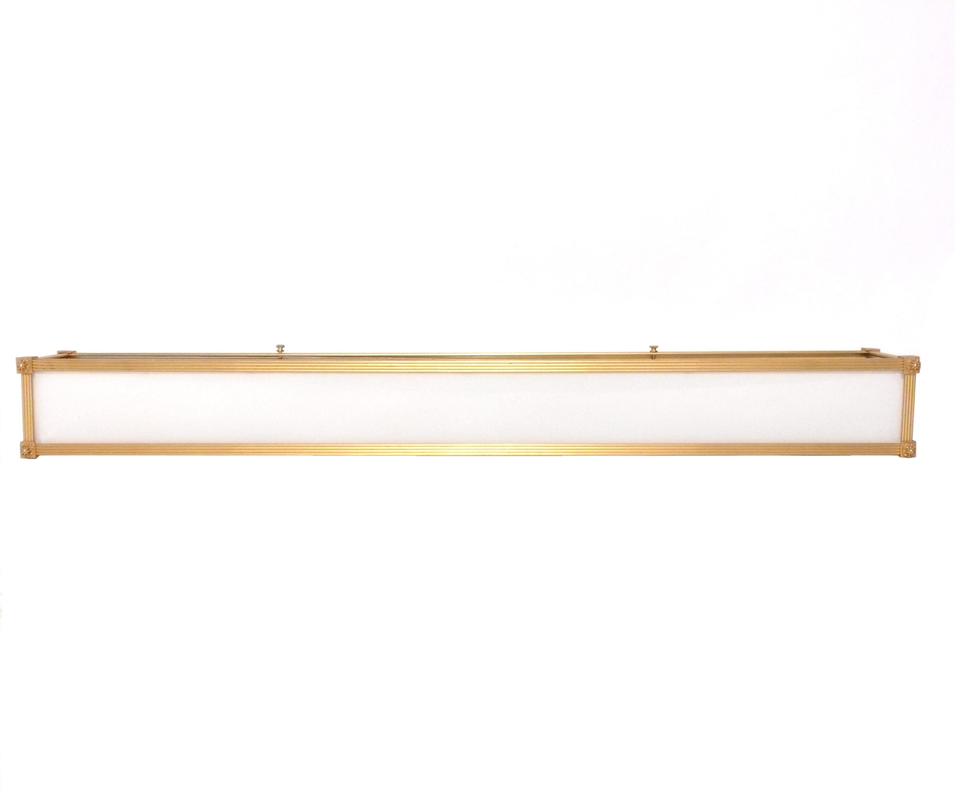 Elegante lámpara de tocador de bronce dorado o latón, diseñada por Sherle Wagner, sin firmar, estadounidense, hacia la década de 1970. Se ha recableado y está listo para montar. 