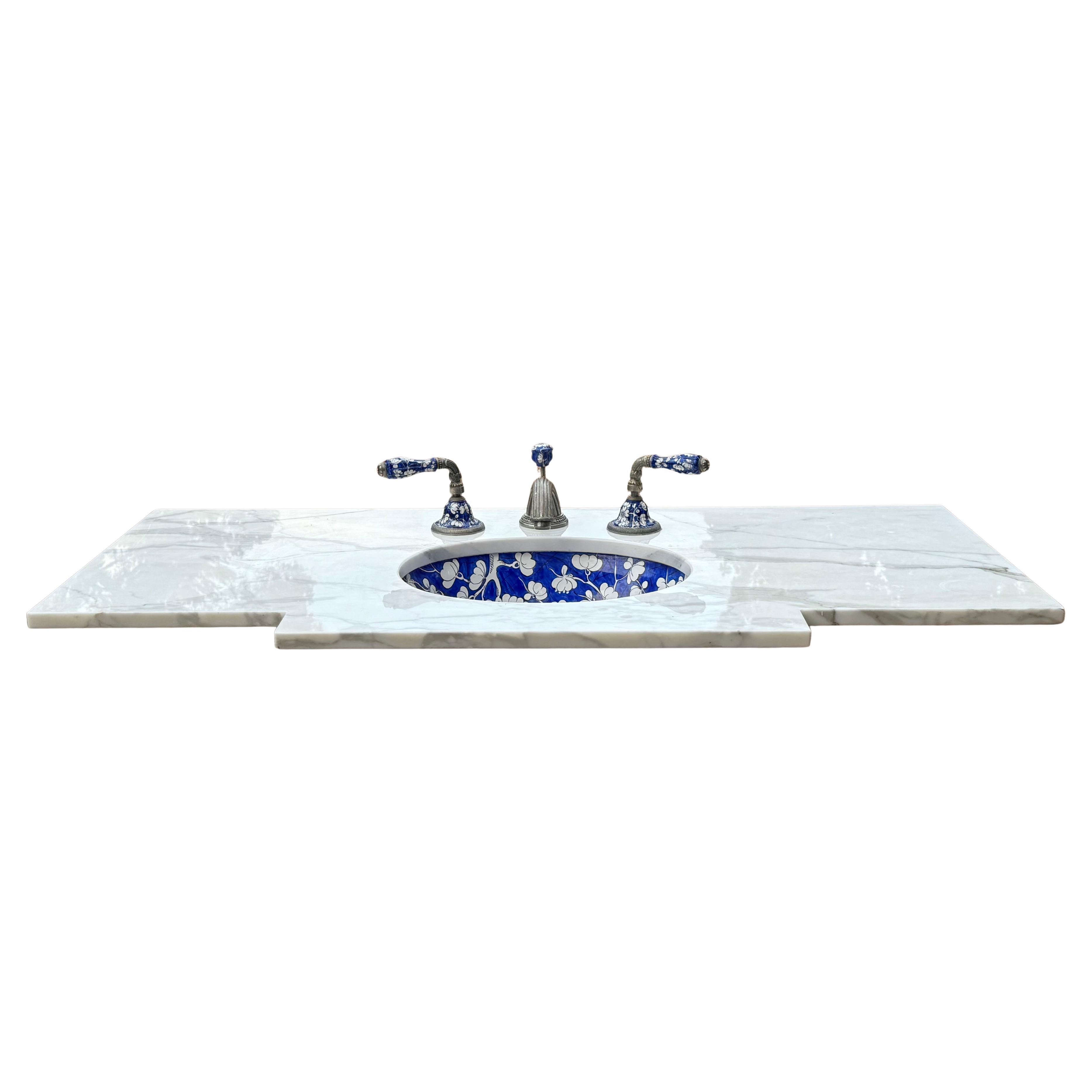 Lavabo Sherle Wagner de la década de 1970, pintado a mano en porcelana Chinoiserie Ming Blossom Azul, con caño y asas de bronce niquelado y motivo Ming Blossom Azul a juego. Retirada de una finca de un solo propietario, encimera de mármol Calacatta