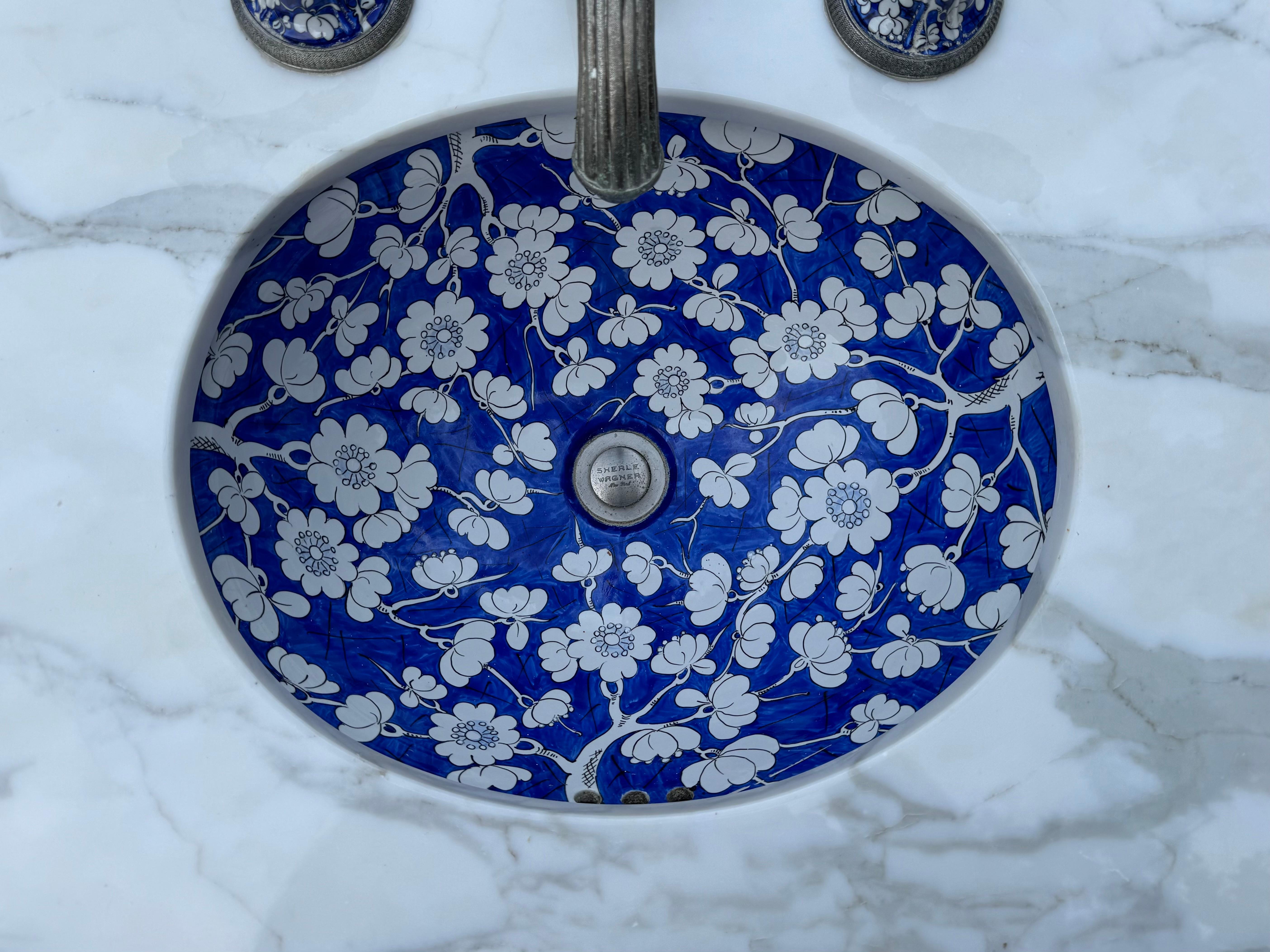 Sherle Wagner Chinoiserie Ming Flor azul Lavabo y grifo caño Italia en Bueno estado para la venta en St. Louis, MO