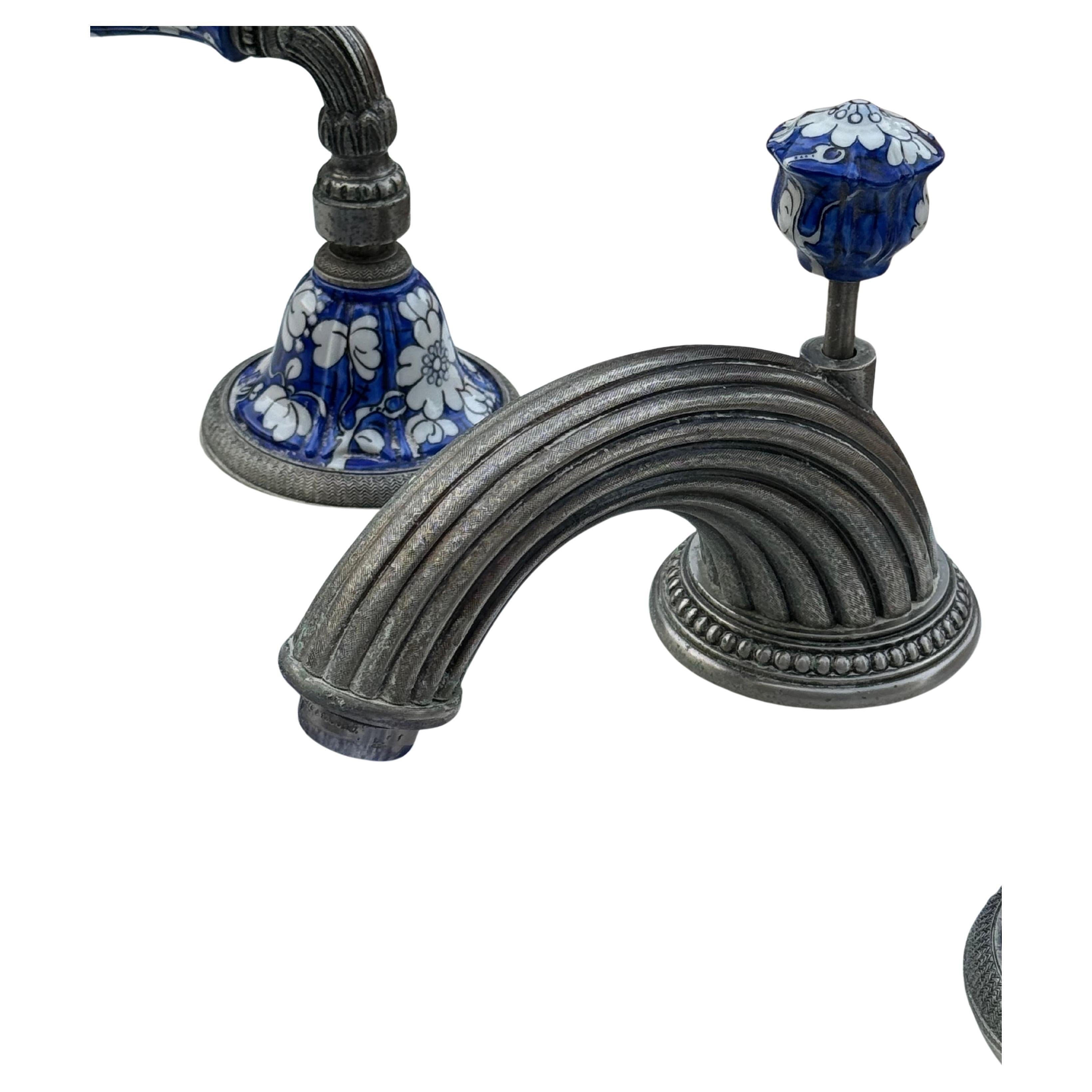Sherle Wagner Chinoiserie Ming Flor azul Lavabo y grifo caño Italia Latón en venta