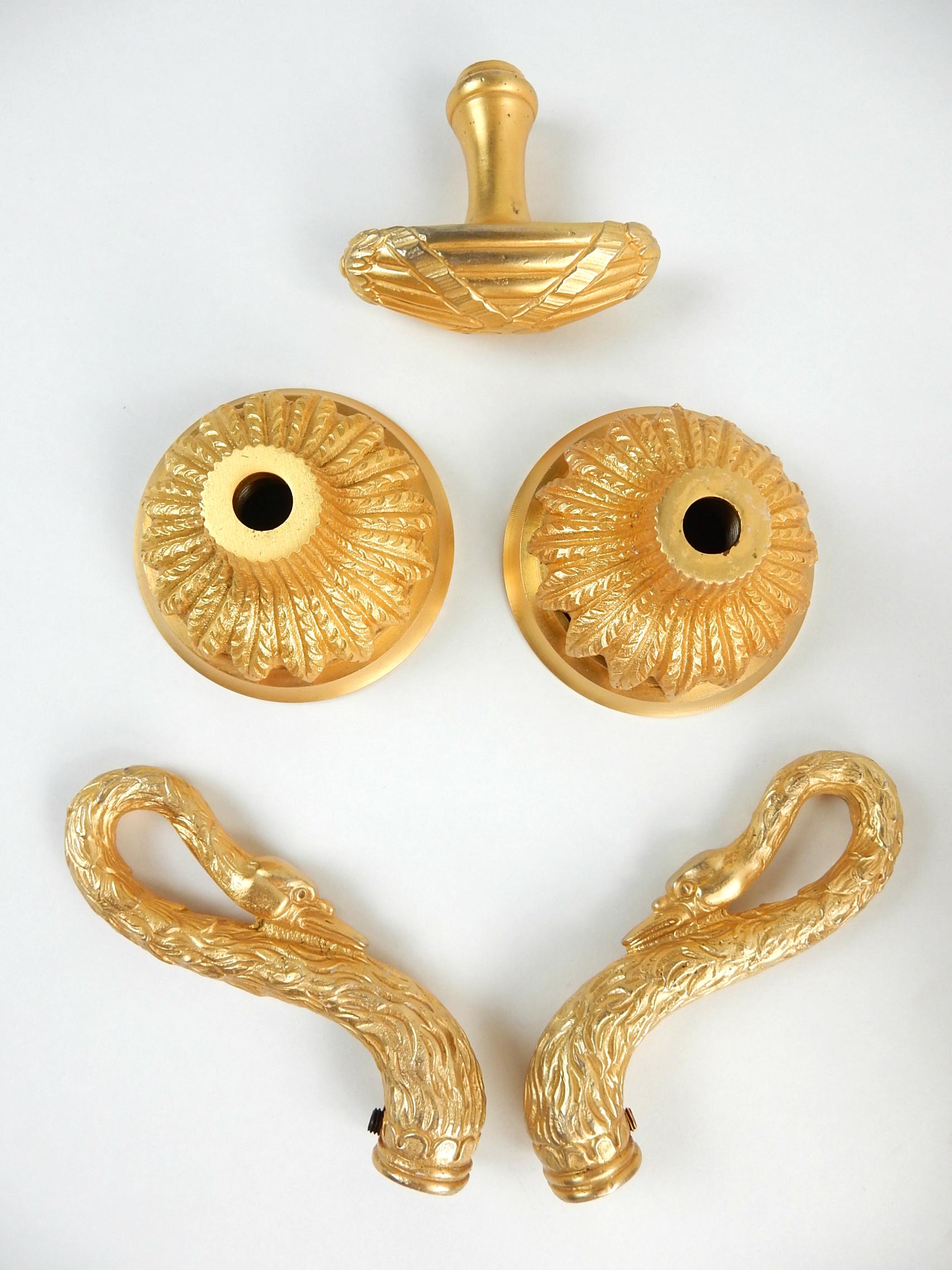 Huge golden swan bath tub spout and escutcheon from the early 1960s collection of Sherle Wagner.
Set also includes figural swan hot and cold handles, wall escutcheon and flow T handle.
All are 22-karat gold plated with gorgeous luster.
No behind