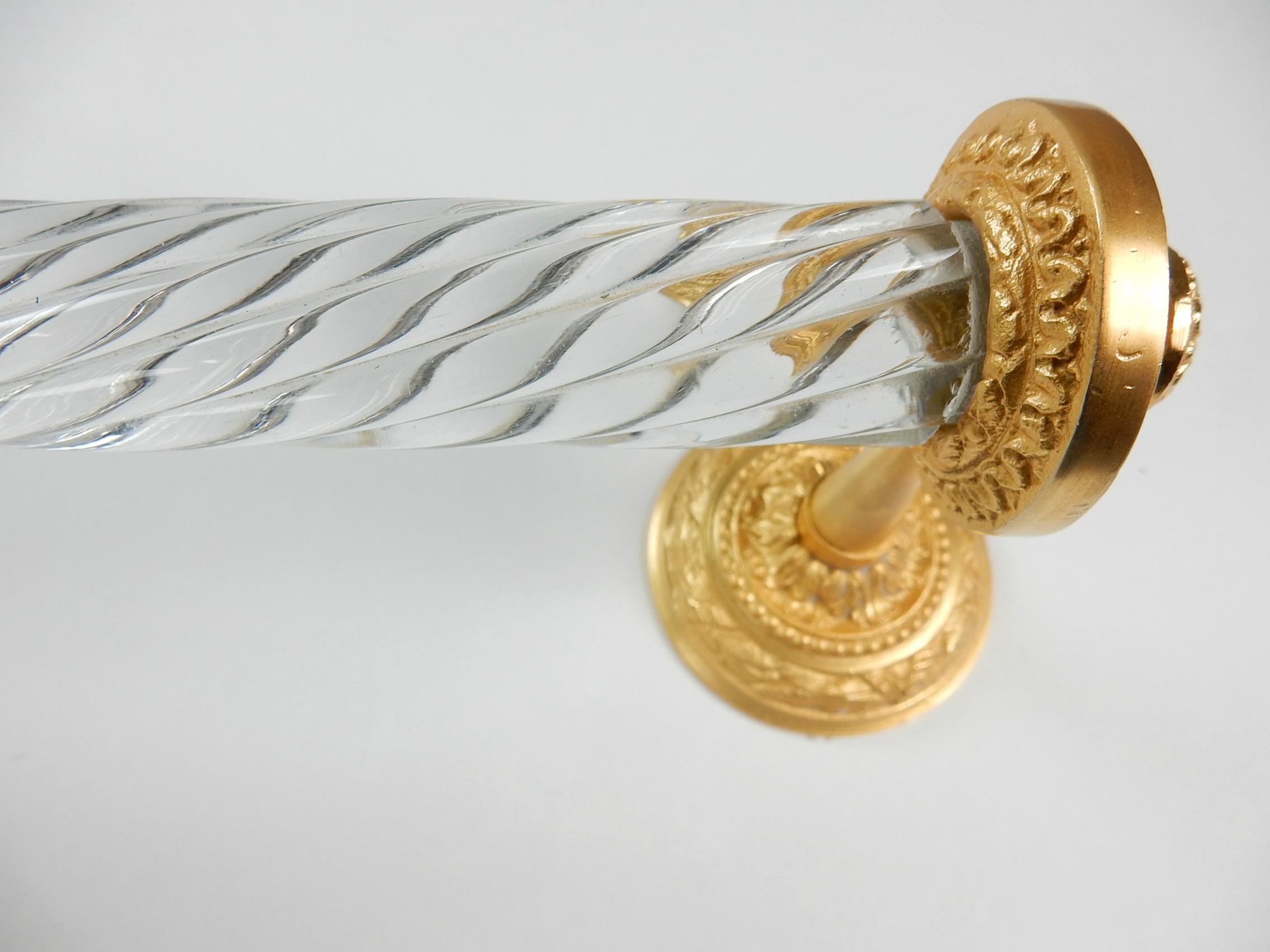 From the Sherle Wagner collection, this gorgeous spiral glass towel bar
with ornate 22kt gold plated end caps.
20 inches in length(17-1/2 glass bar), circa 1960s.