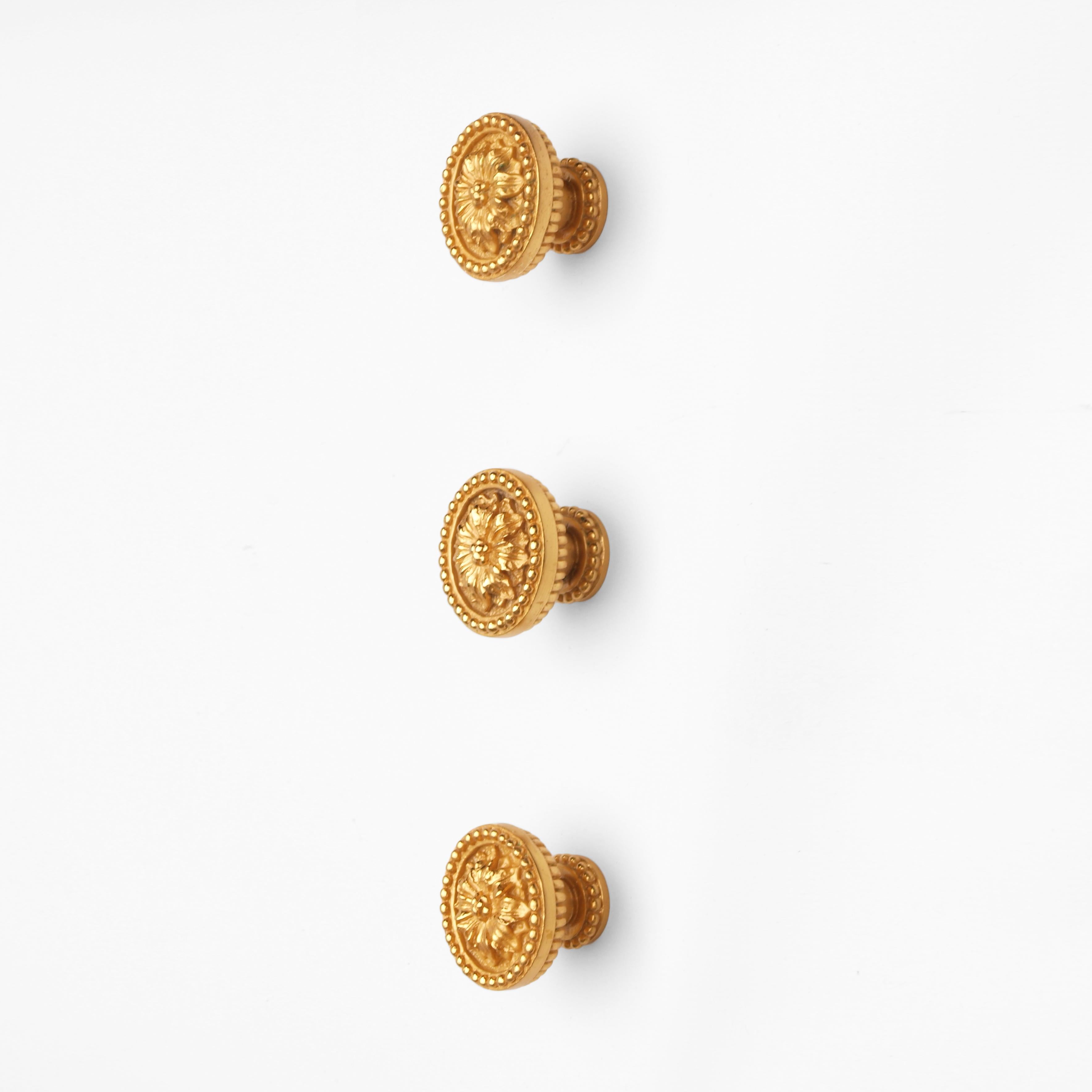 A set of 11 gold-plated Sherle Wagner cabinet or drawer knobs featuring a central acanthus motif, delicate beading and ribbed backs. 


 
     