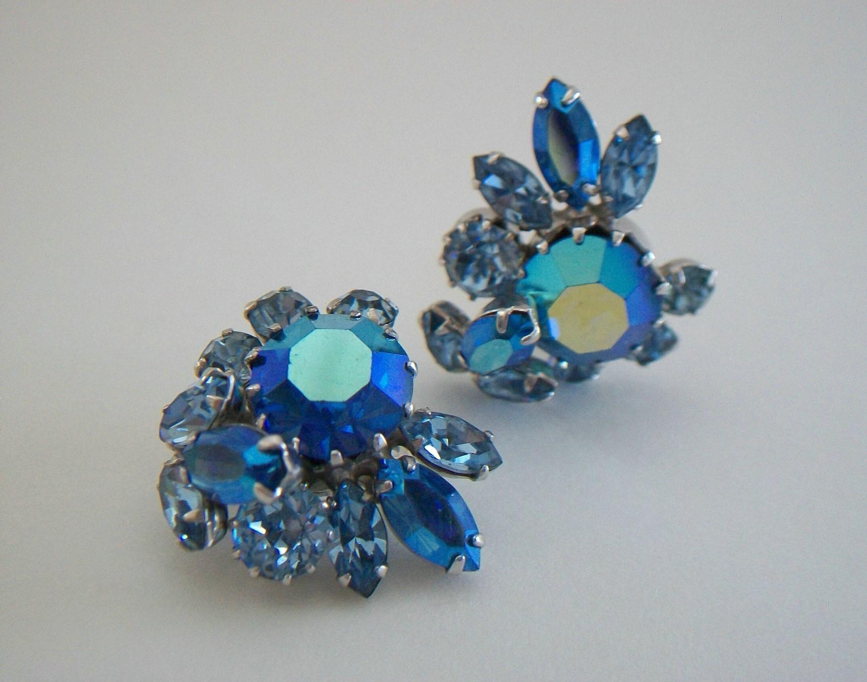 Moderne SHERMAN - Clips d'oreilles Aurora Borealis et cristal bleu - Canada - Années 1950 en vente