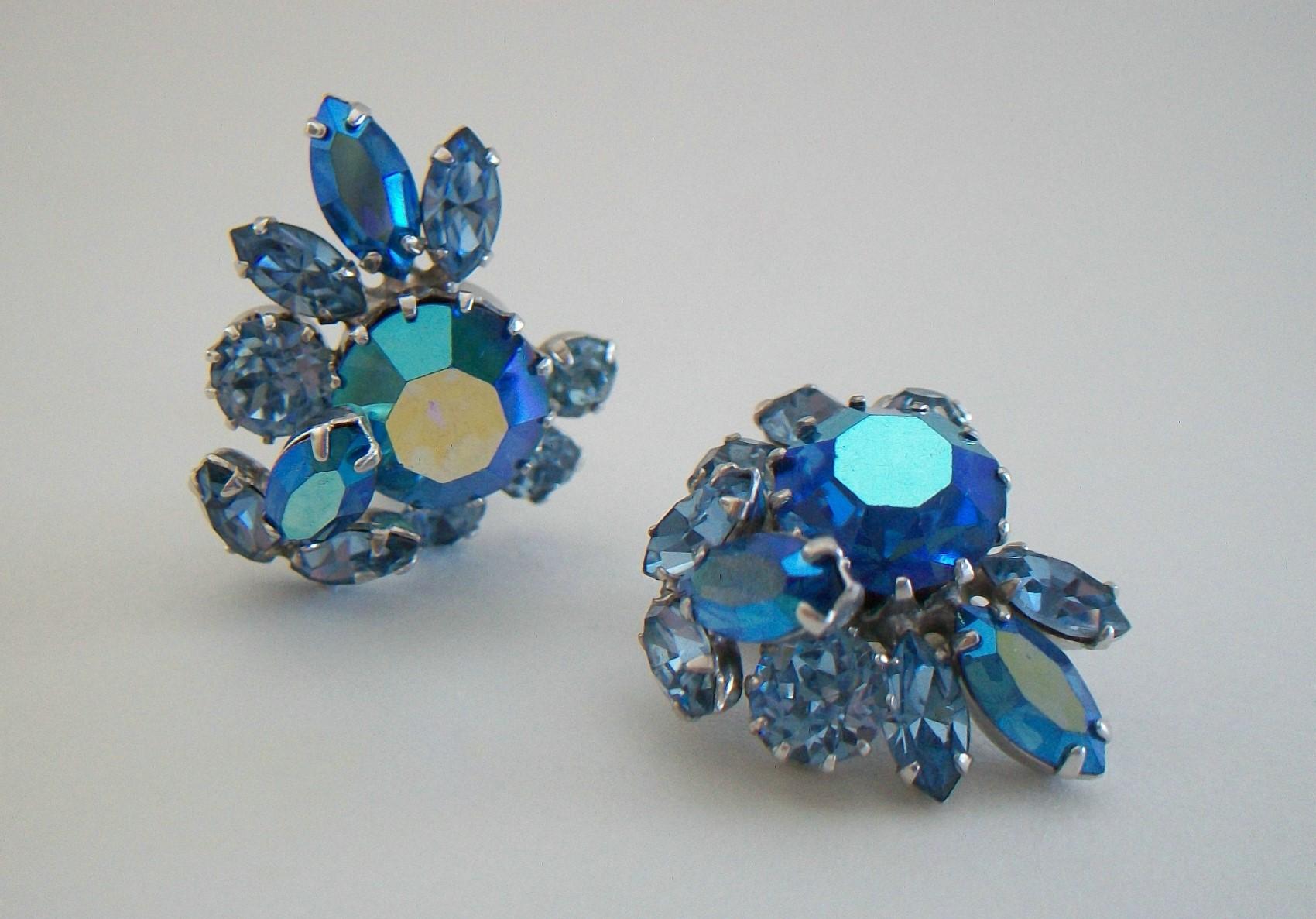 SHERMAN - Clips d'oreilles Aurora Borealis et cristal bleu - Canada - Années 1950 Bon état - En vente à Chatham, CA