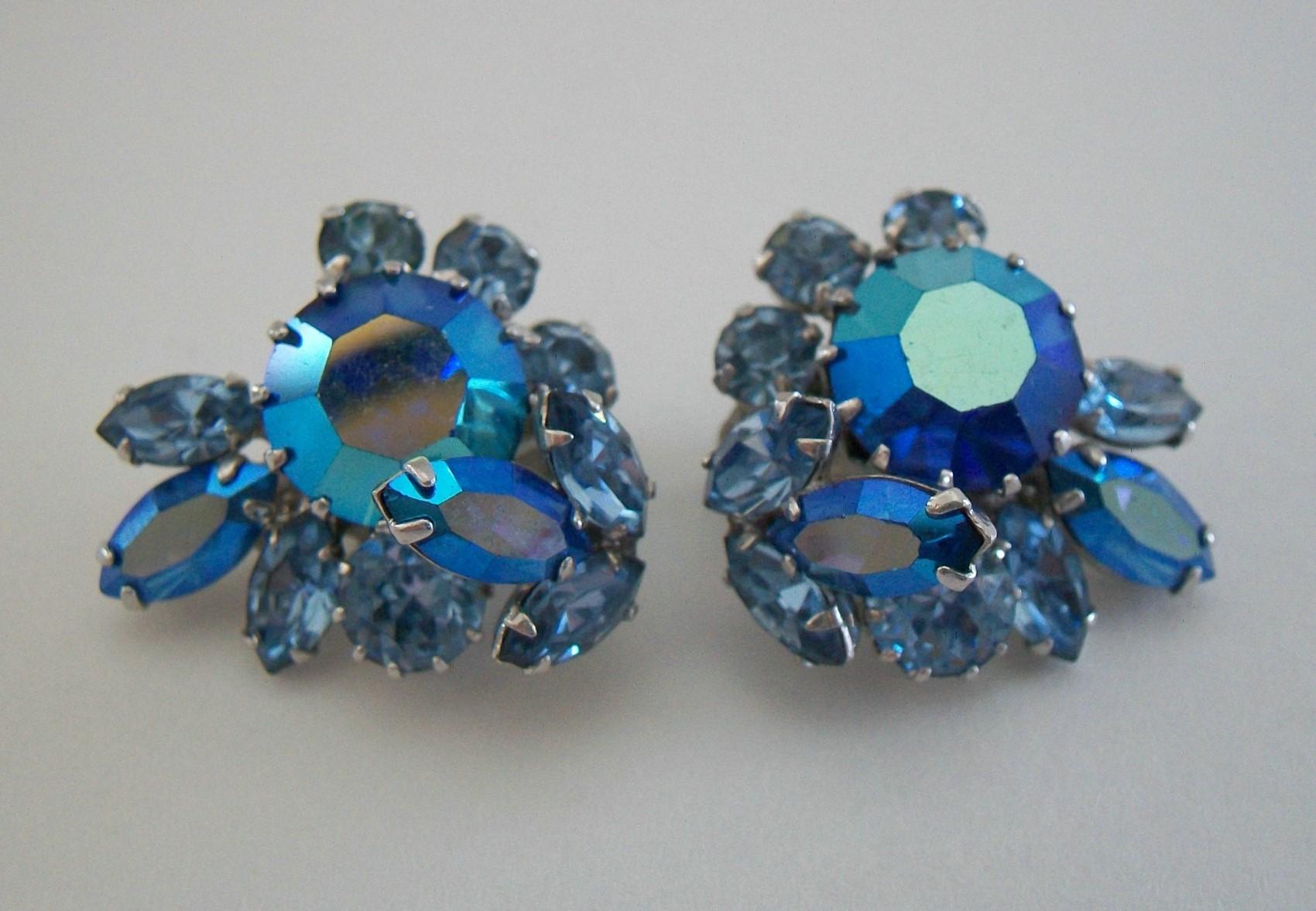 SHERMAN - Clips d'oreilles Aurora Borealis et cristal bleu - Canada - Années 1950 Pour femmes en vente