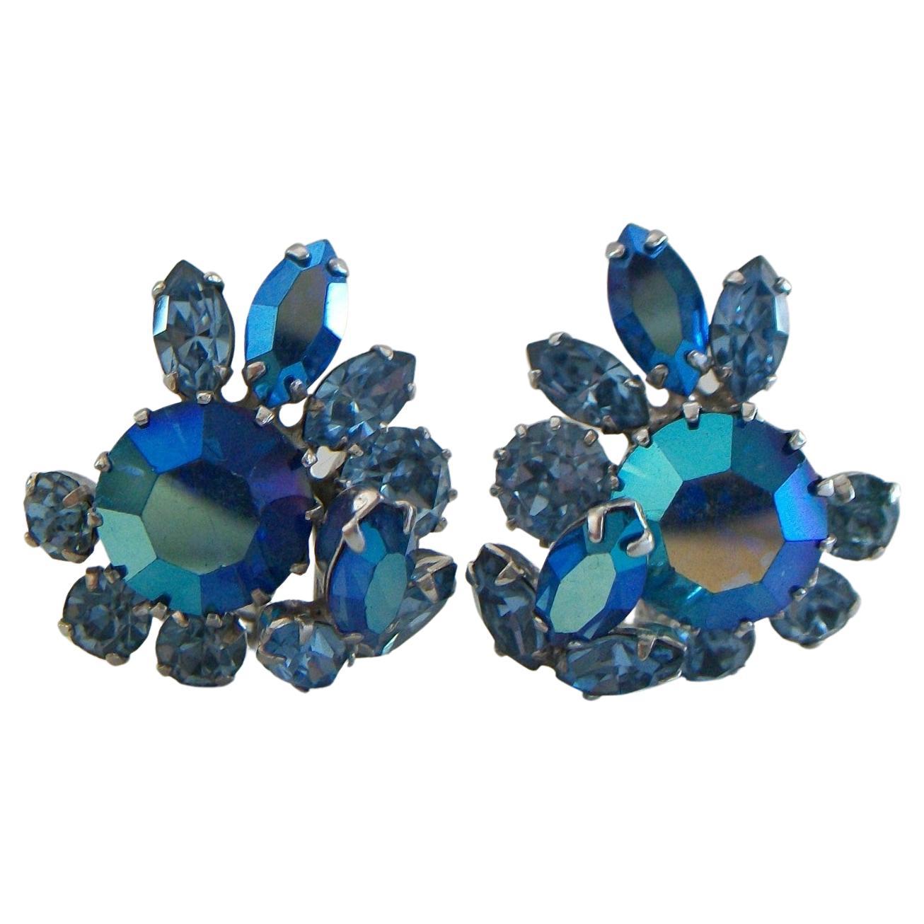 SHERMAN - Clips d'oreilles Aurora Borealis et cristal bleu - Canada - Années 1950 en vente