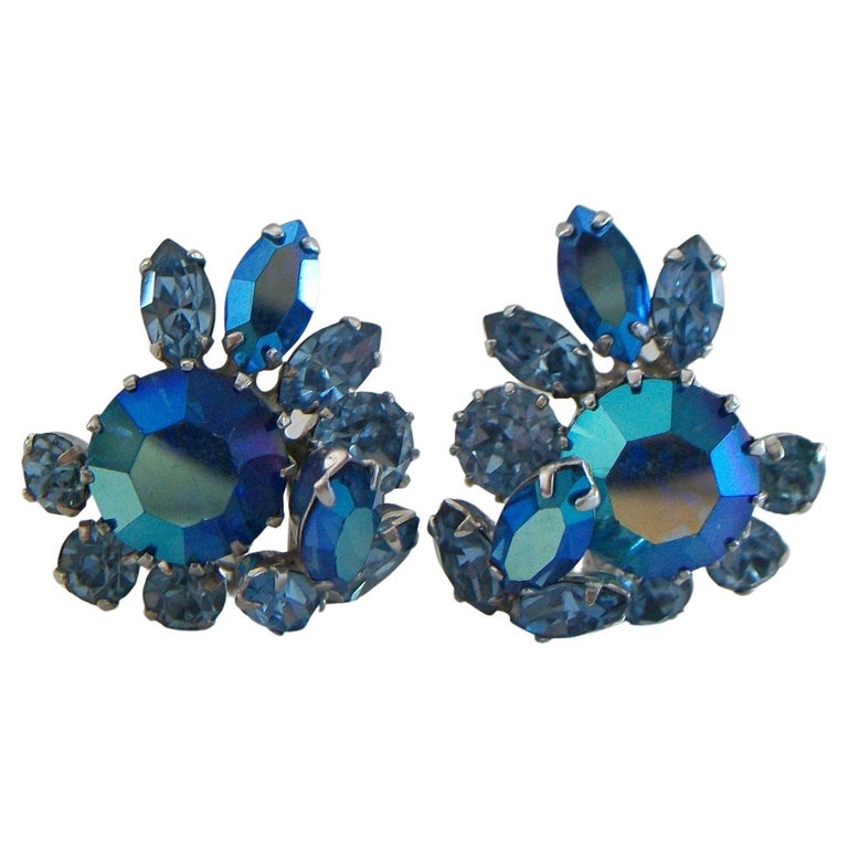 SHERMAN - Clips d'oreilles Aurora Borealis et cristal bleu - Canada -  Années 1950 En vente sur 1stDibs