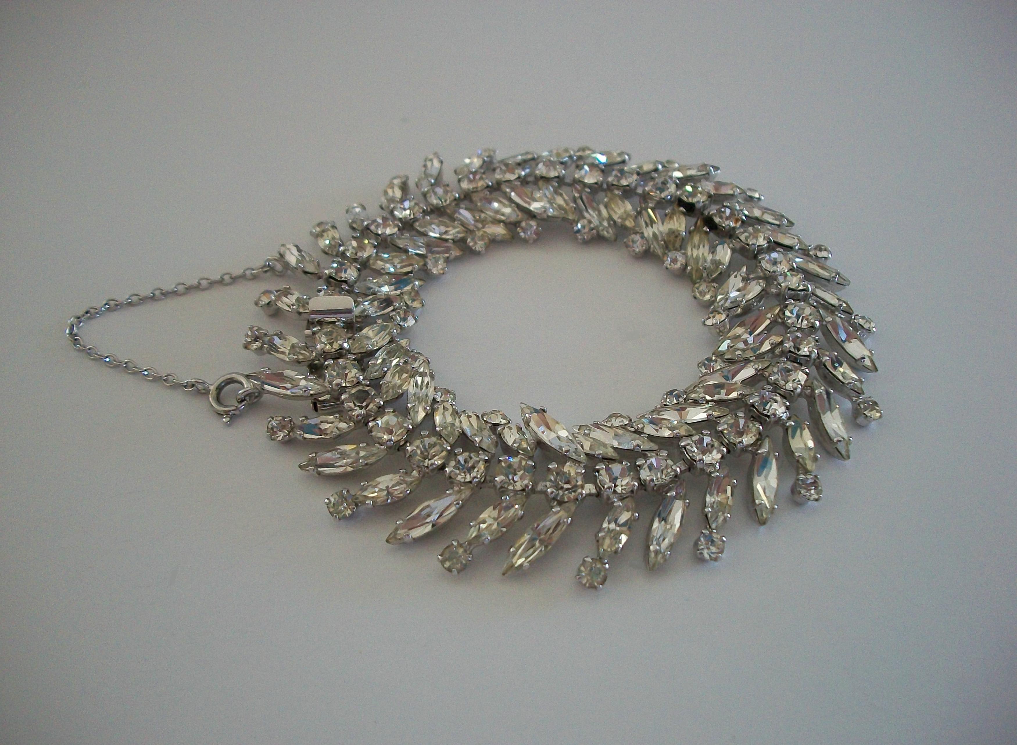 SHERMAN - Vintage Laurel Leaf Diamanté Bracelet - Signé - Canada - Circa 1960's en vente 4
