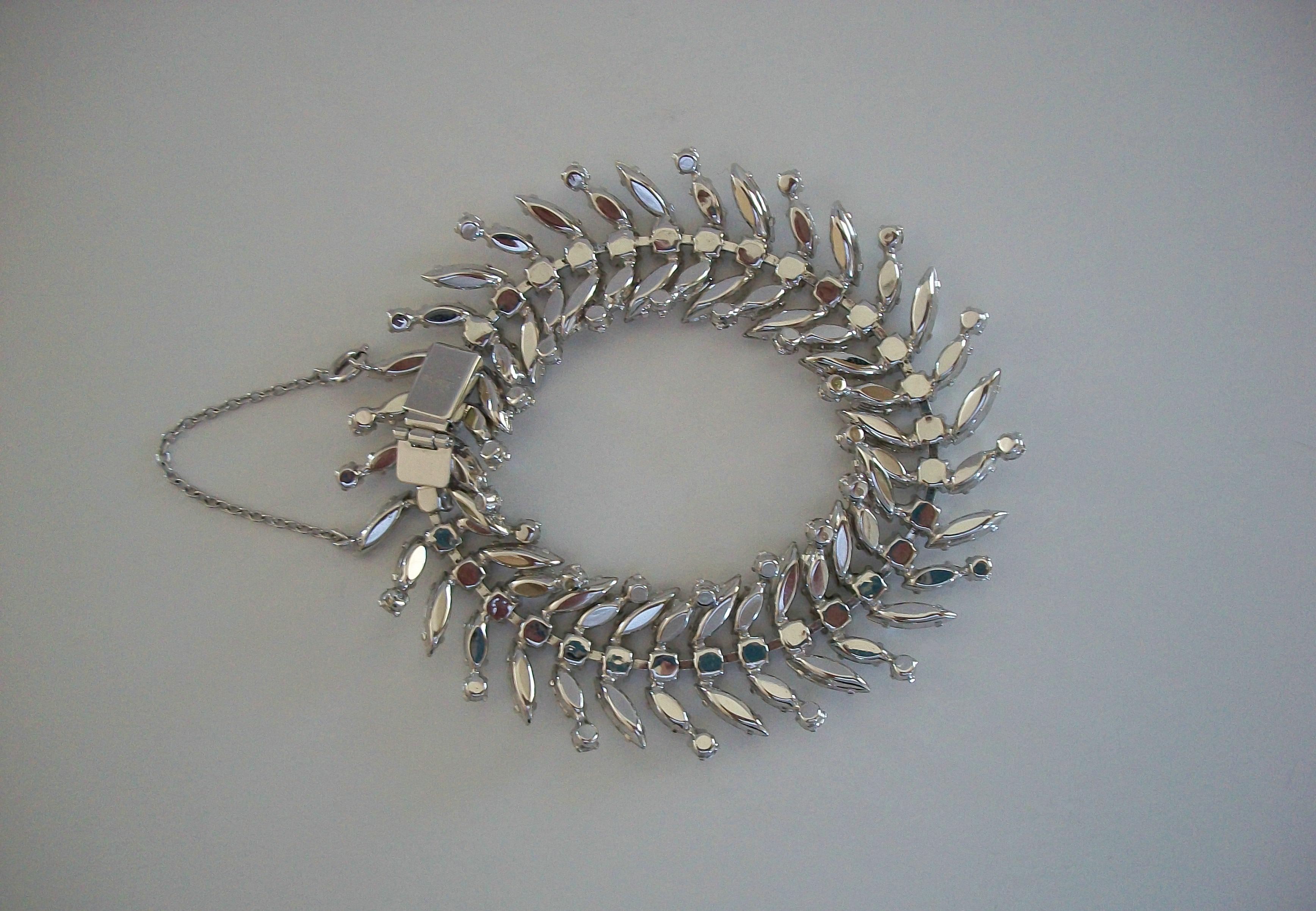 SHERMAN - Vintage Laurel Leaf Diamanté Bracelet - Signé - Canada - Circa 1960's en vente 5