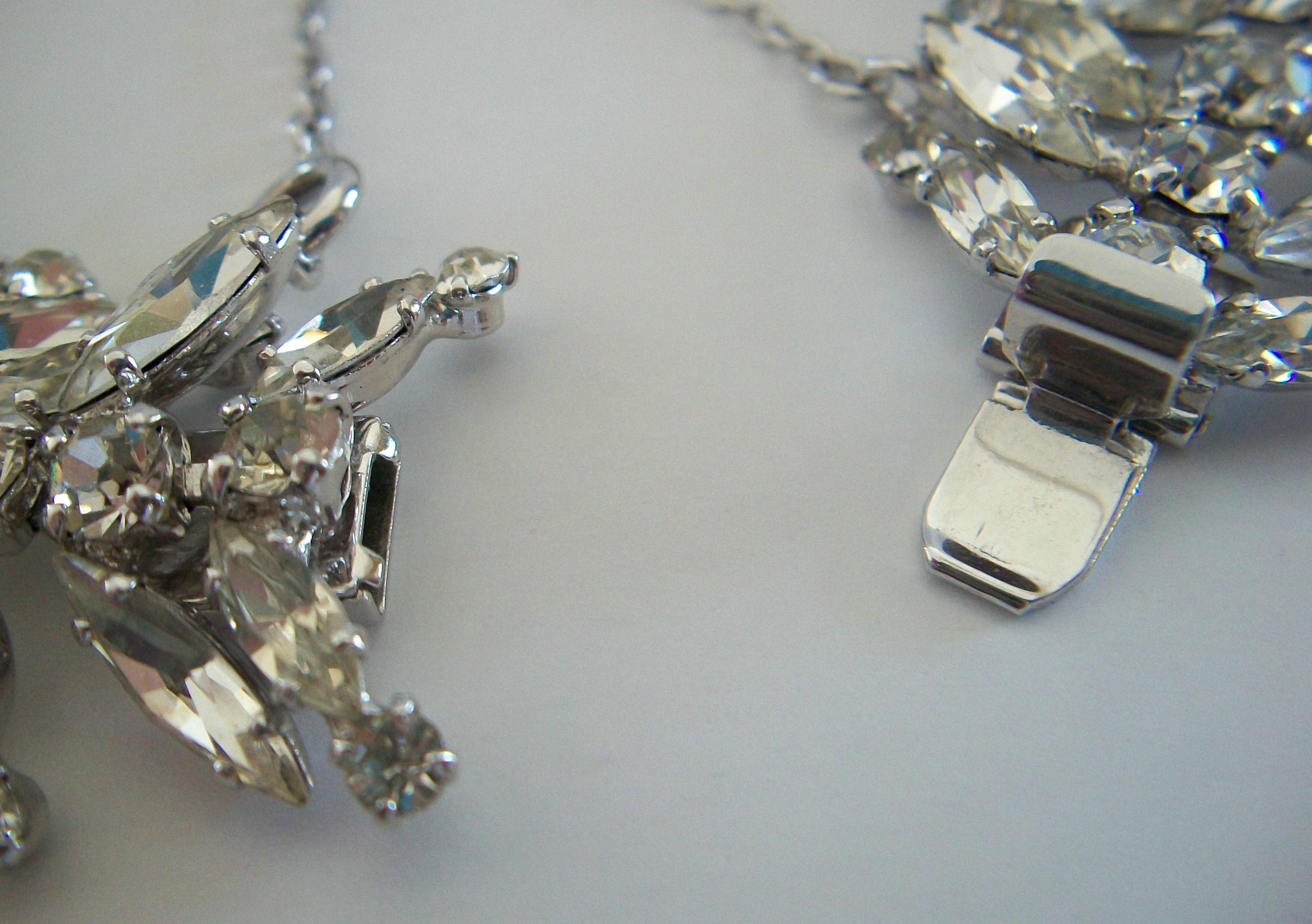 SHERMAN - Vintage Laurel Leaf Diamanté Bracelet - Signé - Canada - Circa 1960's en vente 7