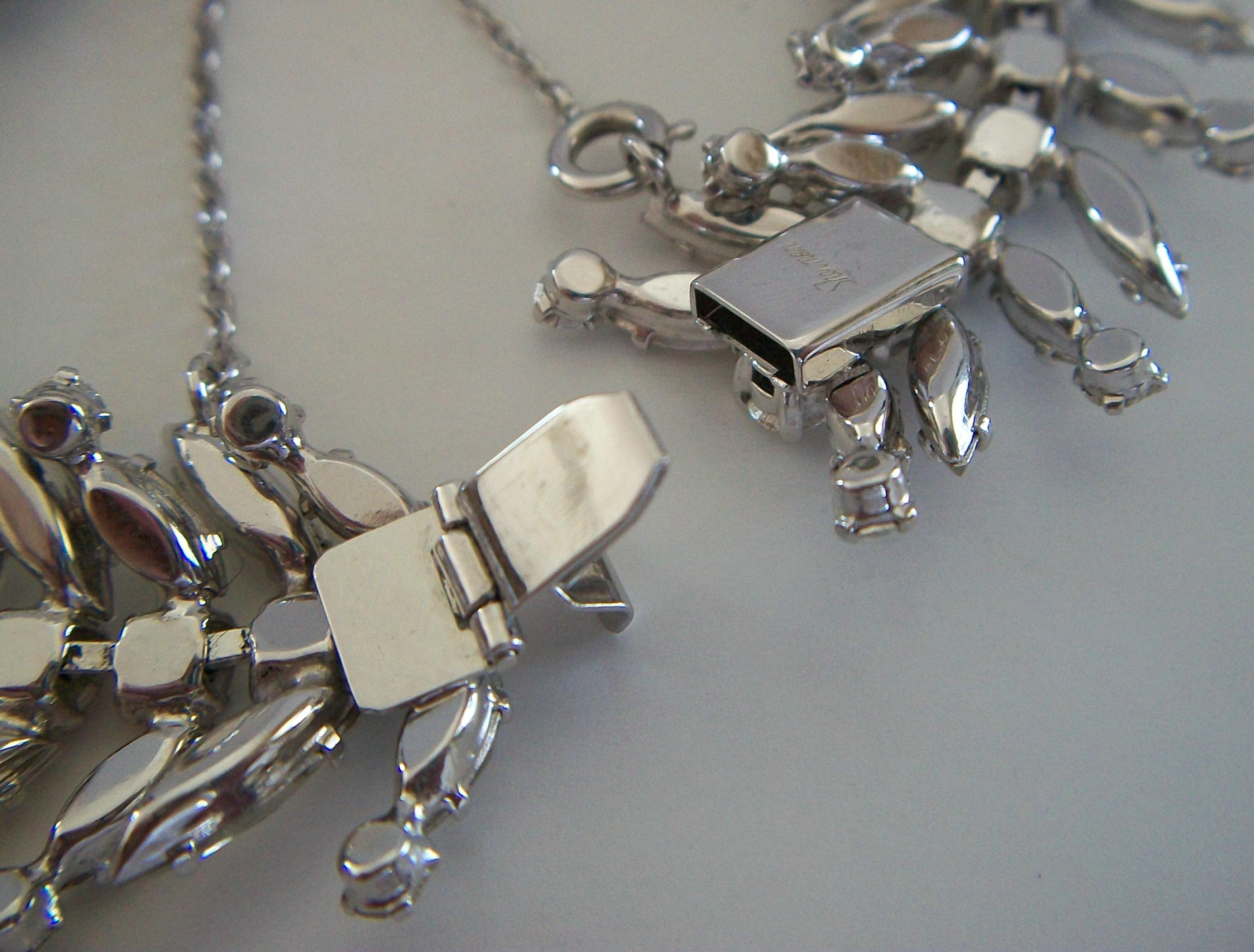 SHERMAN - Vintage Laurel Leaf Diamanté Bracelet - Signé - Canada - Circa 1960's en vente 8