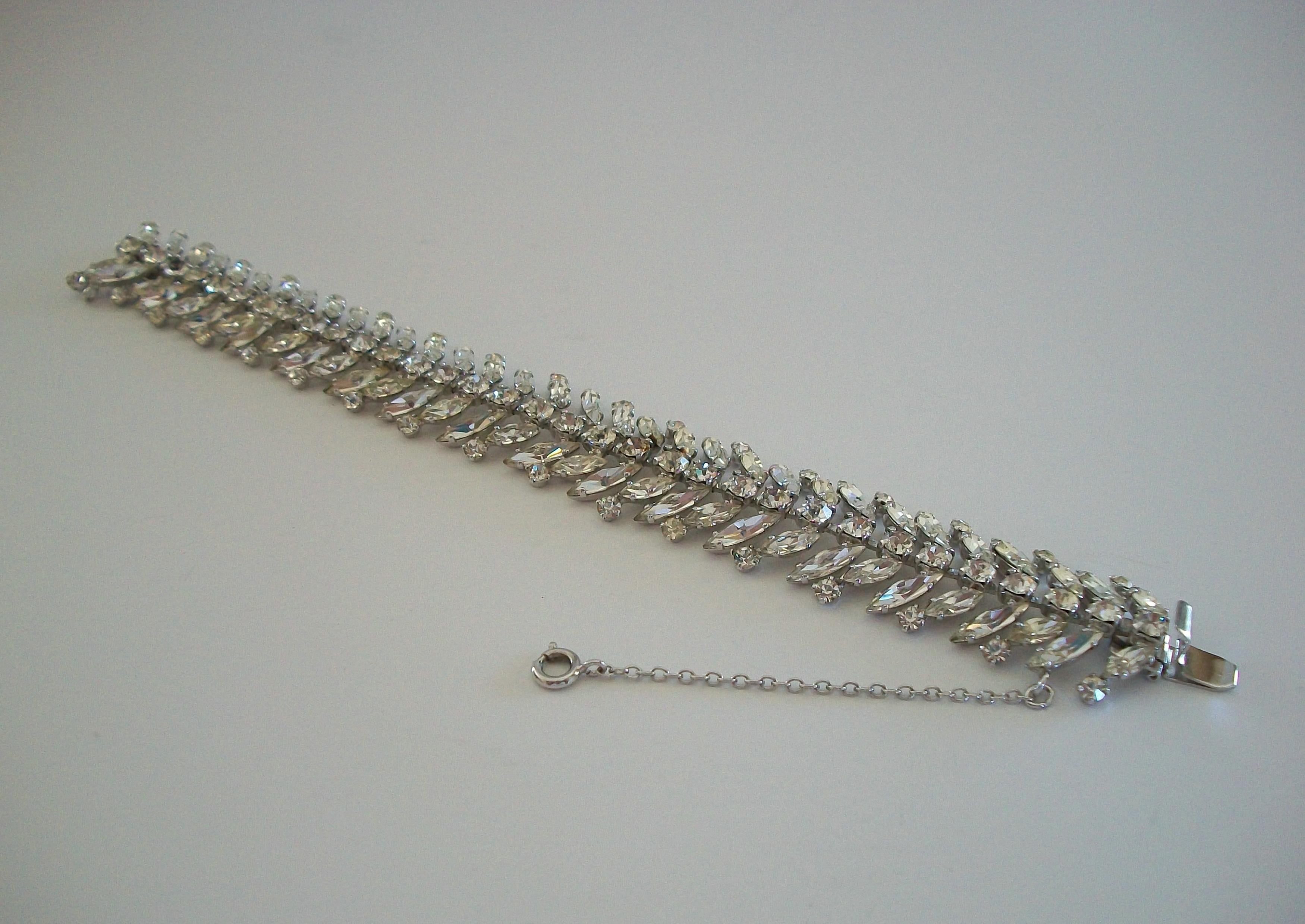 SHERMAN - Vintage Laurel Leaf Diamanté Bracelet - Signé - Canada - Circa 1960's en vente 10
