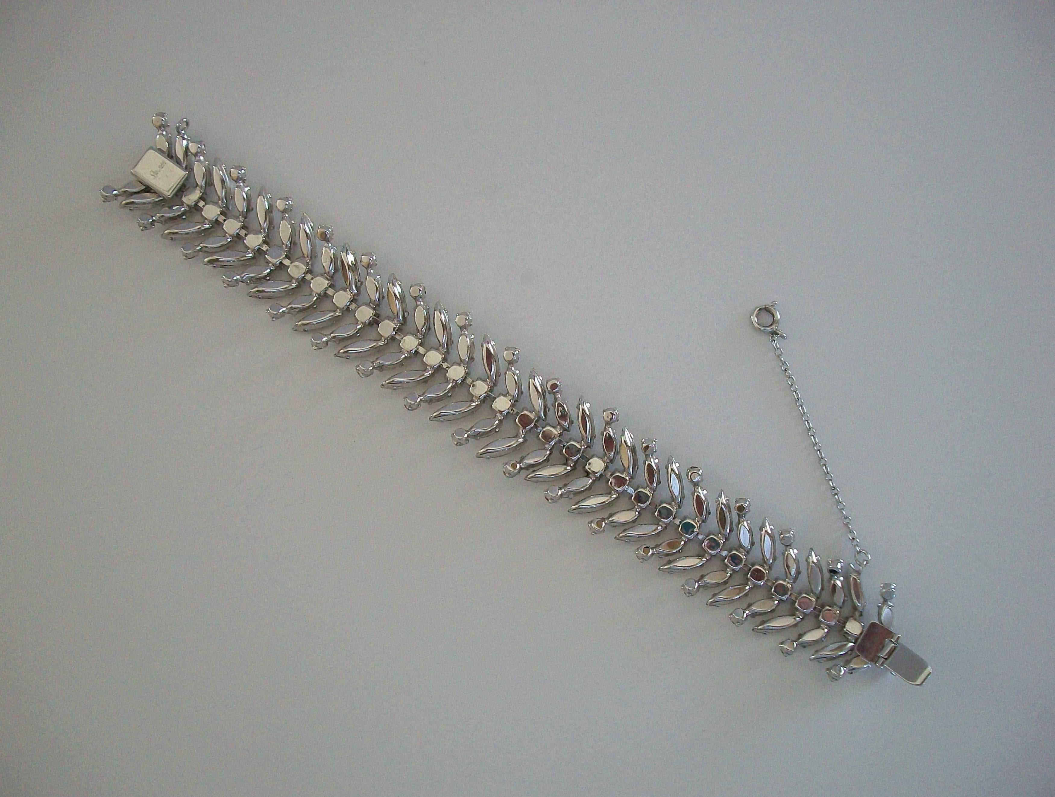 SHERMAN - Vintage Laurel Leaf Diamanté Bracelet - Signé - Canada - Circa 1960's en vente 11