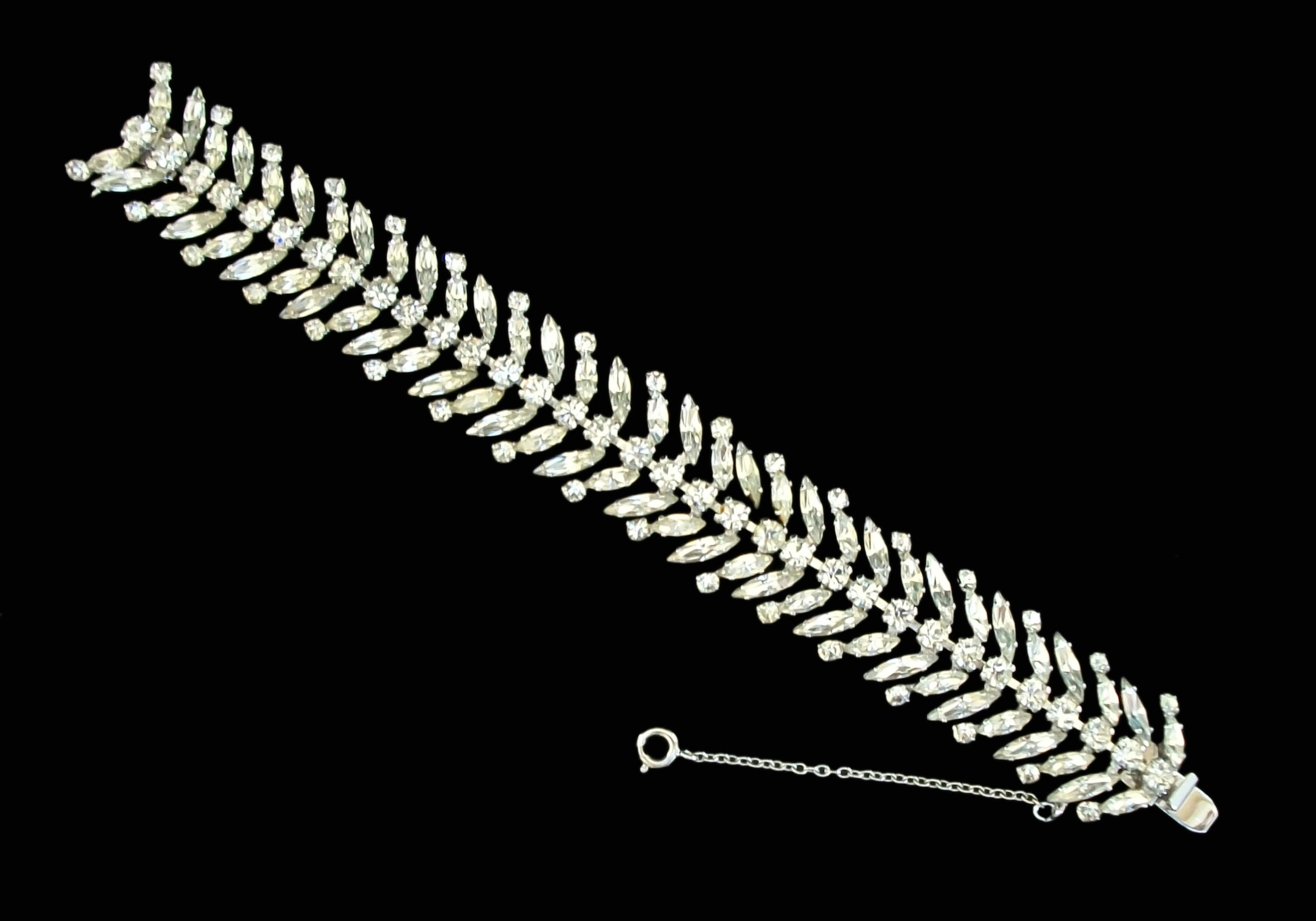 CIRCA - Superbe bracelet vintage en cristal clair diamanté Swarovski - présentant un motif classique de feuille de laurier avec une rangée centrale de cristaux ronds, flanquée de chaque côté de cristaux marquis disposés en diagonale (une rangée sur