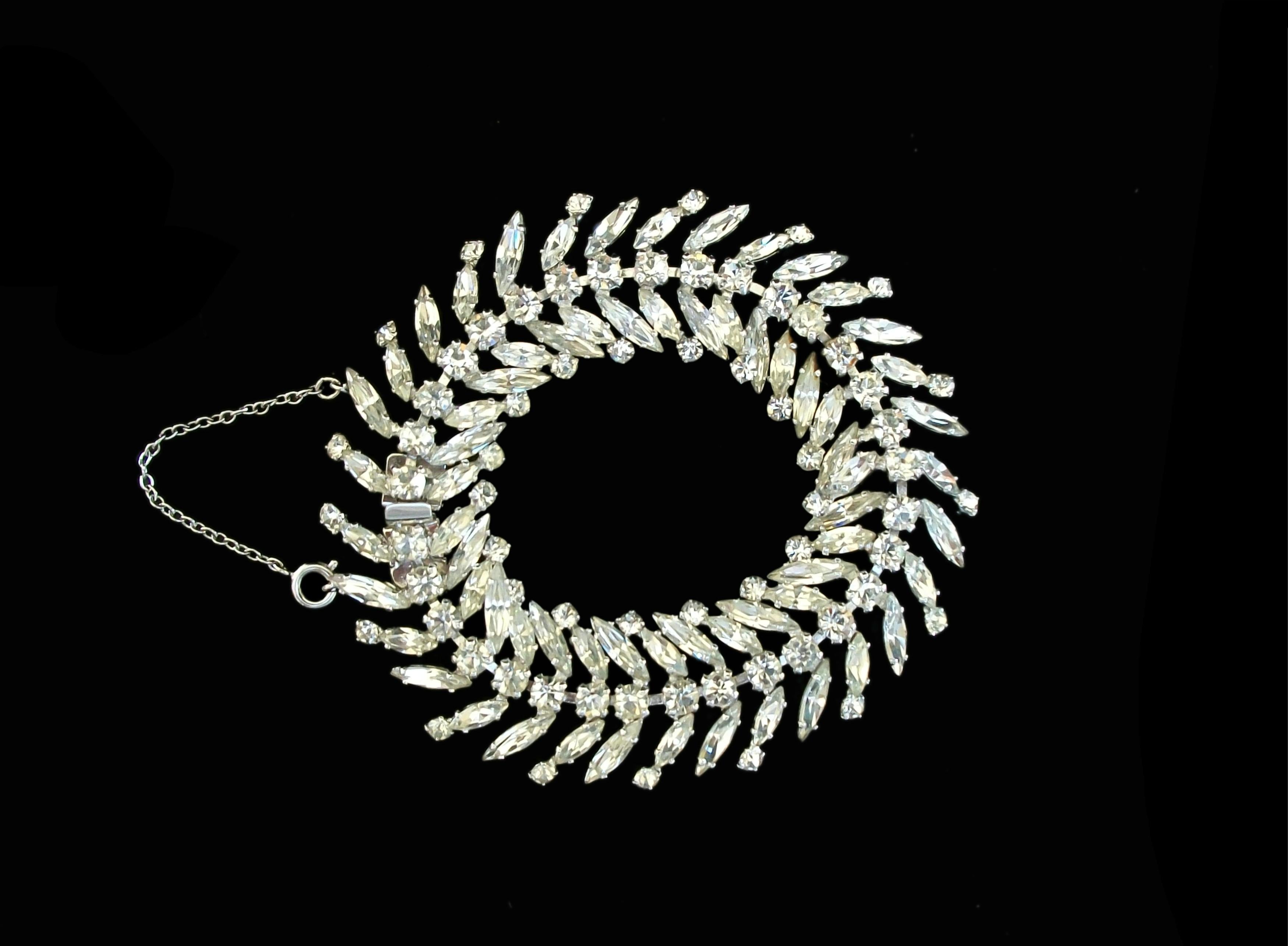 Taille Marquise SHERMAN - Vintage Laurel Leaf Diamanté Bracelet - Signé - Canada - Circa 1960's en vente