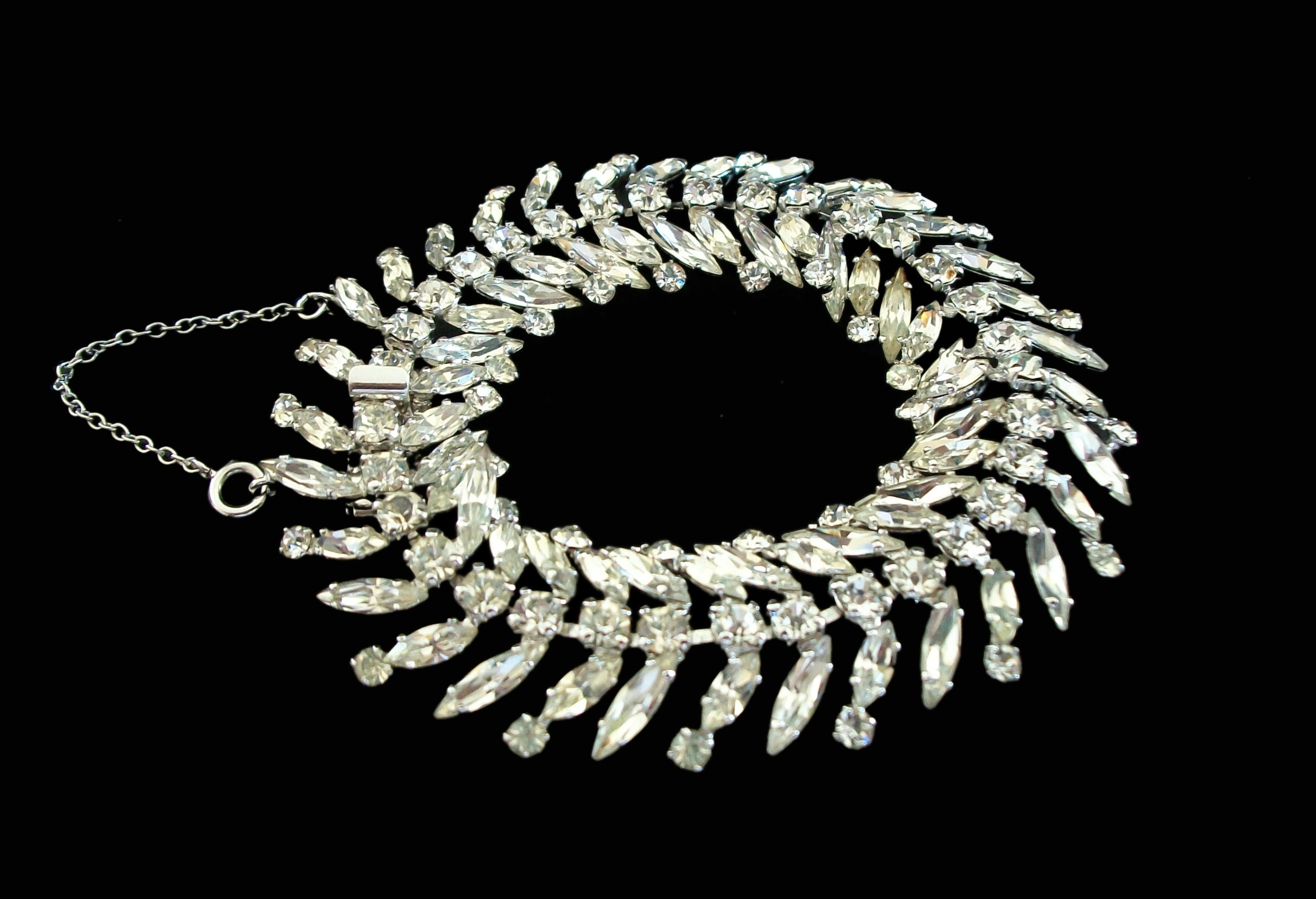 SHERMAN - Vintage Laurel Leaf Diamanté Bracelet - Signé - Canada - Circa 1960's Bon état - En vente à Chatham, CA
