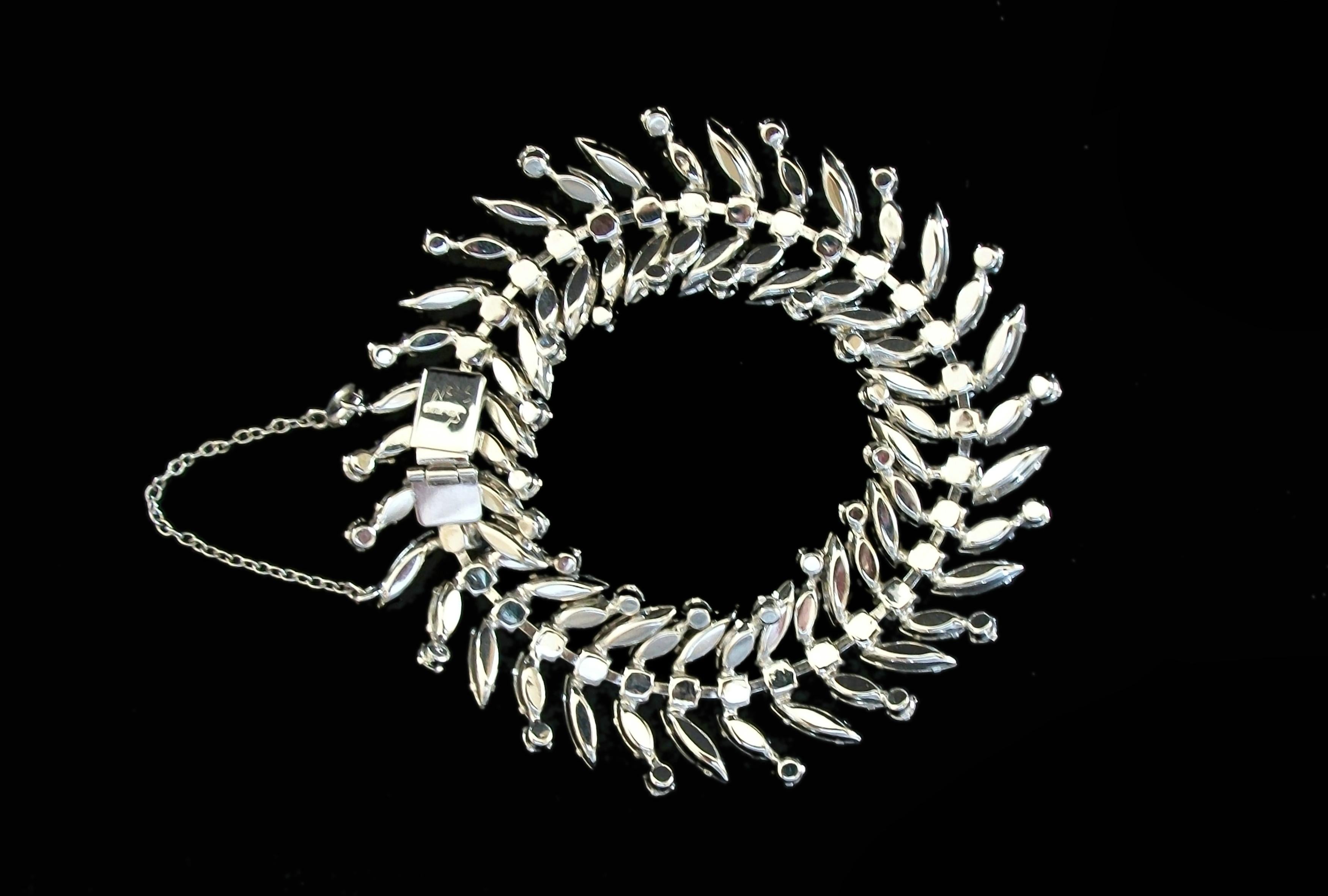 SHERMAN - Vintage Laurel Leaf Diamanté Bracelet - Signé - Canada - Circa 1960's Unisexe en vente