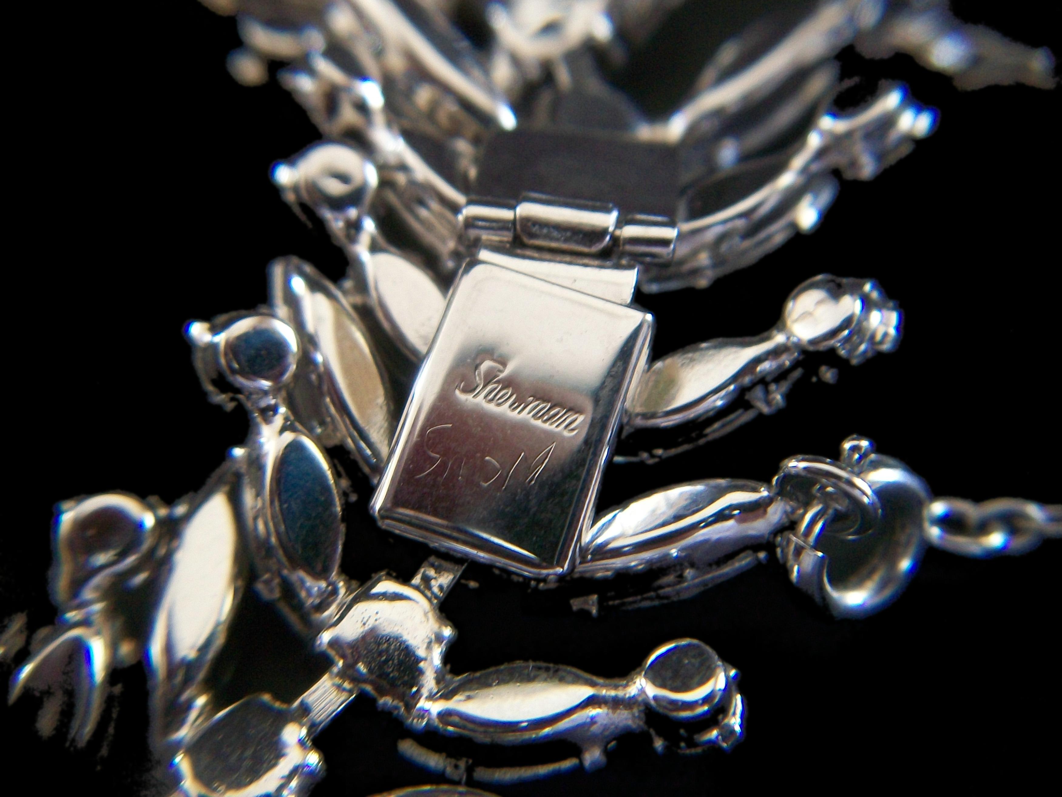 SHERMAN - Vintage Laurel Leaf Diamanté Bracelet - Signé - Canada - Circa 1960's en vente 1