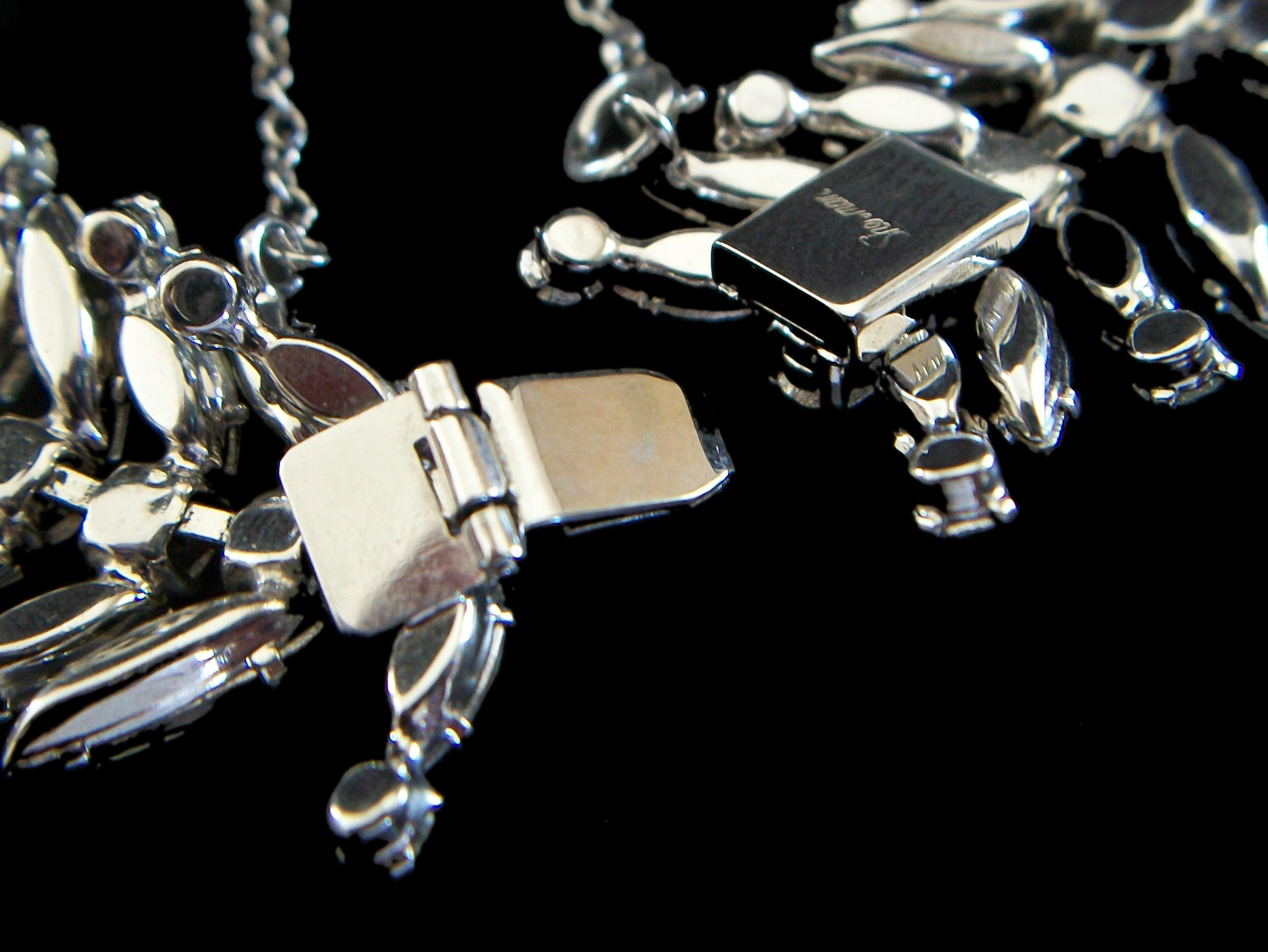 SHERMAN - Vintage Laurel Leaf Diamanté Bracelet - Signé - Canada - Circa 1960's en vente 2