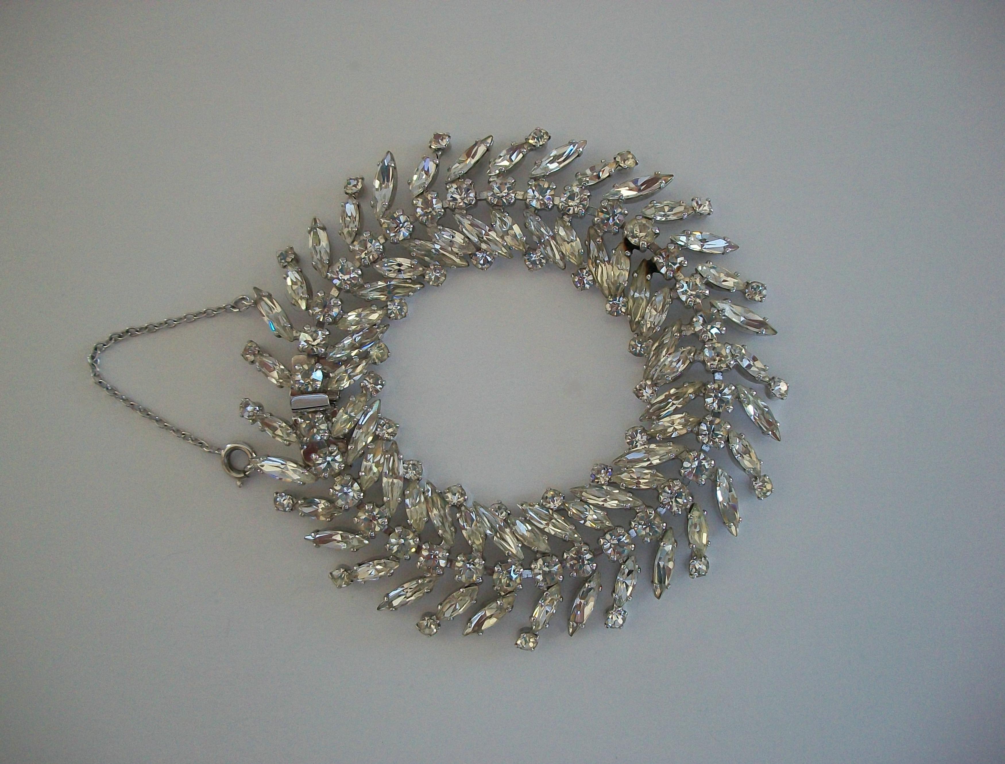 SHERMAN - Vintage Laurel Leaf Diamanté Bracelet - Signé - Canada - Circa 1960's en vente 3