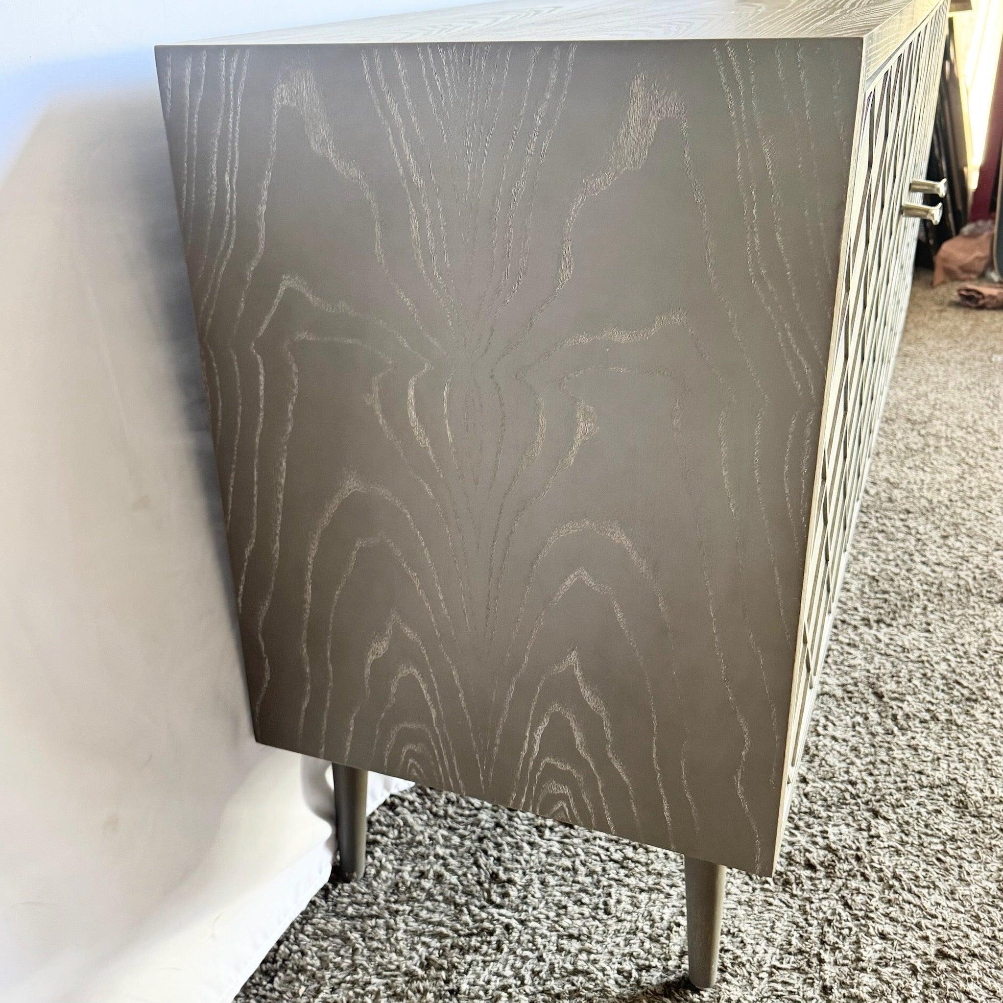 La Credenza in legno di frassino cerato emana una lussuosa eleganza di metà secolo, con raffinati dettagli a reticolo e un versatile spazio di archiviazione per spazi abitativi di classe.
 

 Alcuni segni di usura sulla parte superiore, come