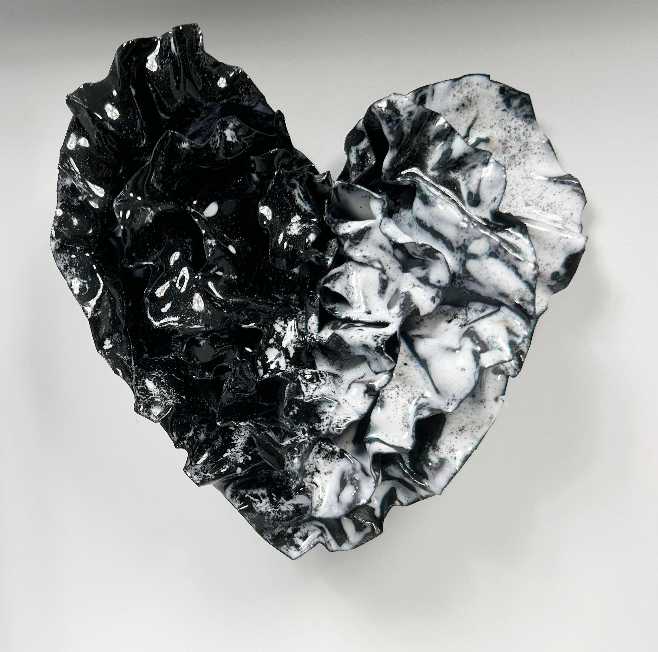 Abstrakte Wandskulptur „Black and White Heart“ aus Schwarz-Weiß-Herz, 2024 – Sculpture von Sherry Been