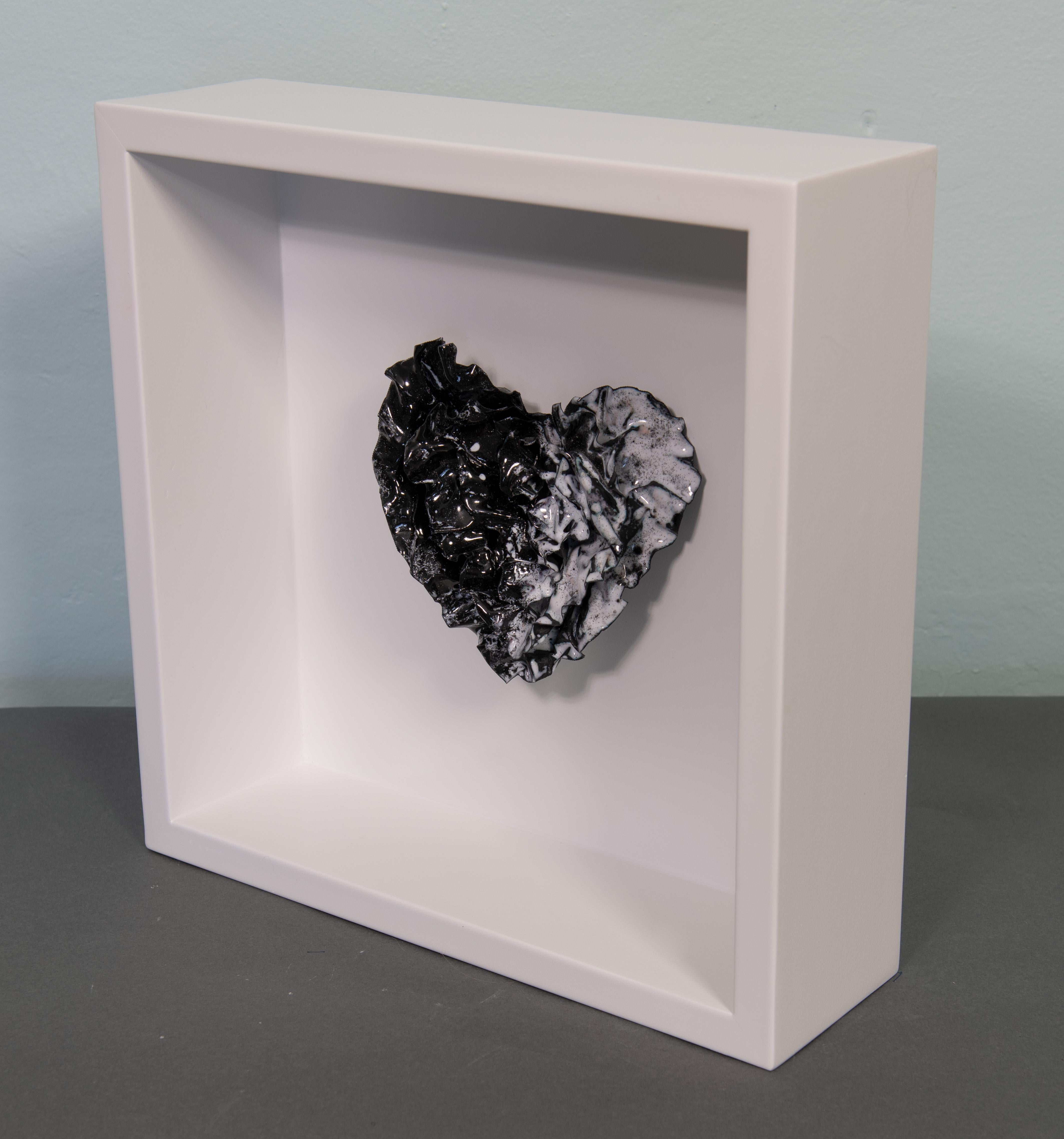 Abstrakte Wandskulptur „Black and White Heart“ aus Schwarz-Weiß-Herz, 2024 im Angebot 1