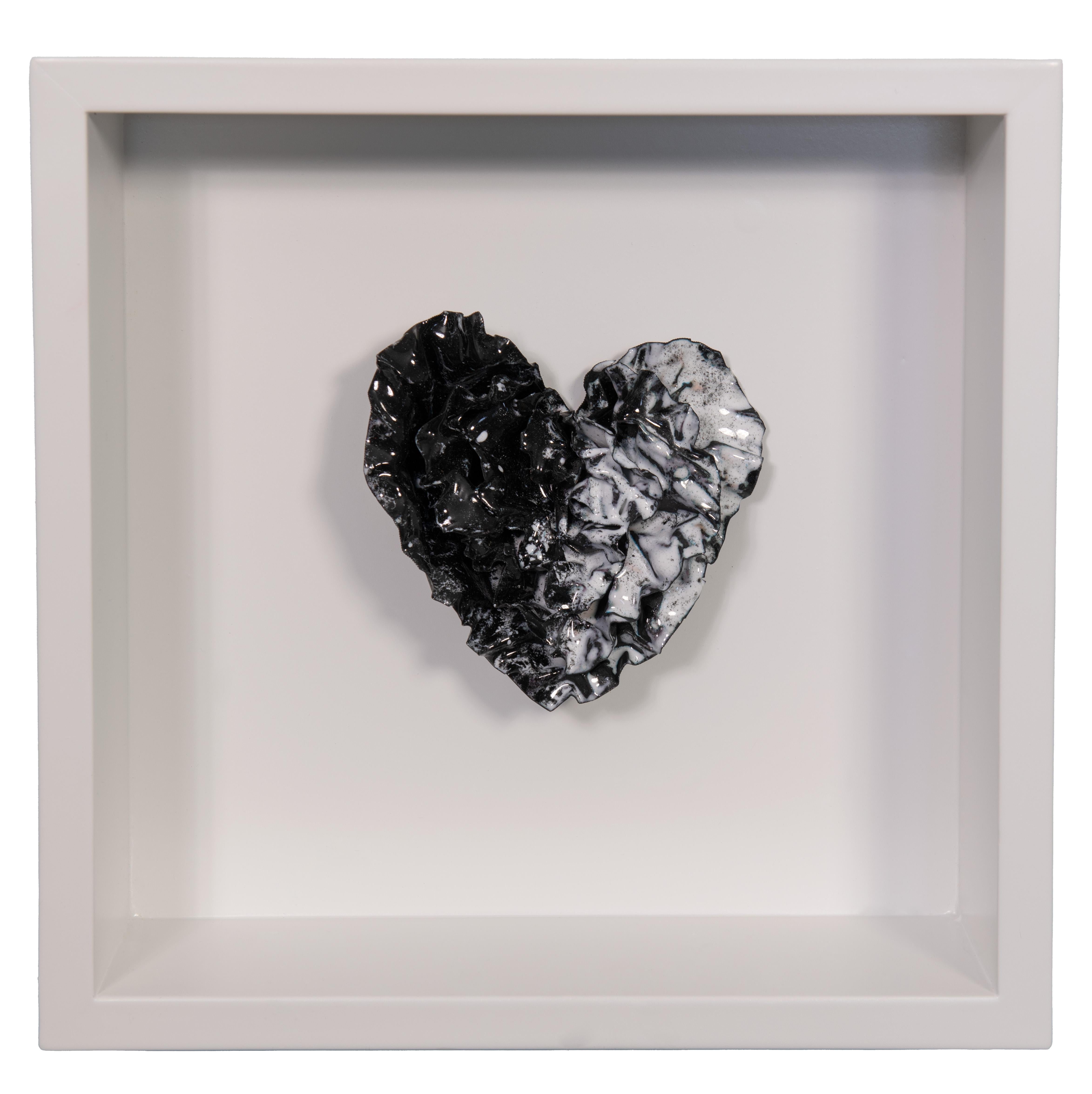 Sherry Been Abstract Sculpture – Abstrakte Wandskulptur „Black and White Heart“ aus Schwarz-Weiß-Herz, 2024