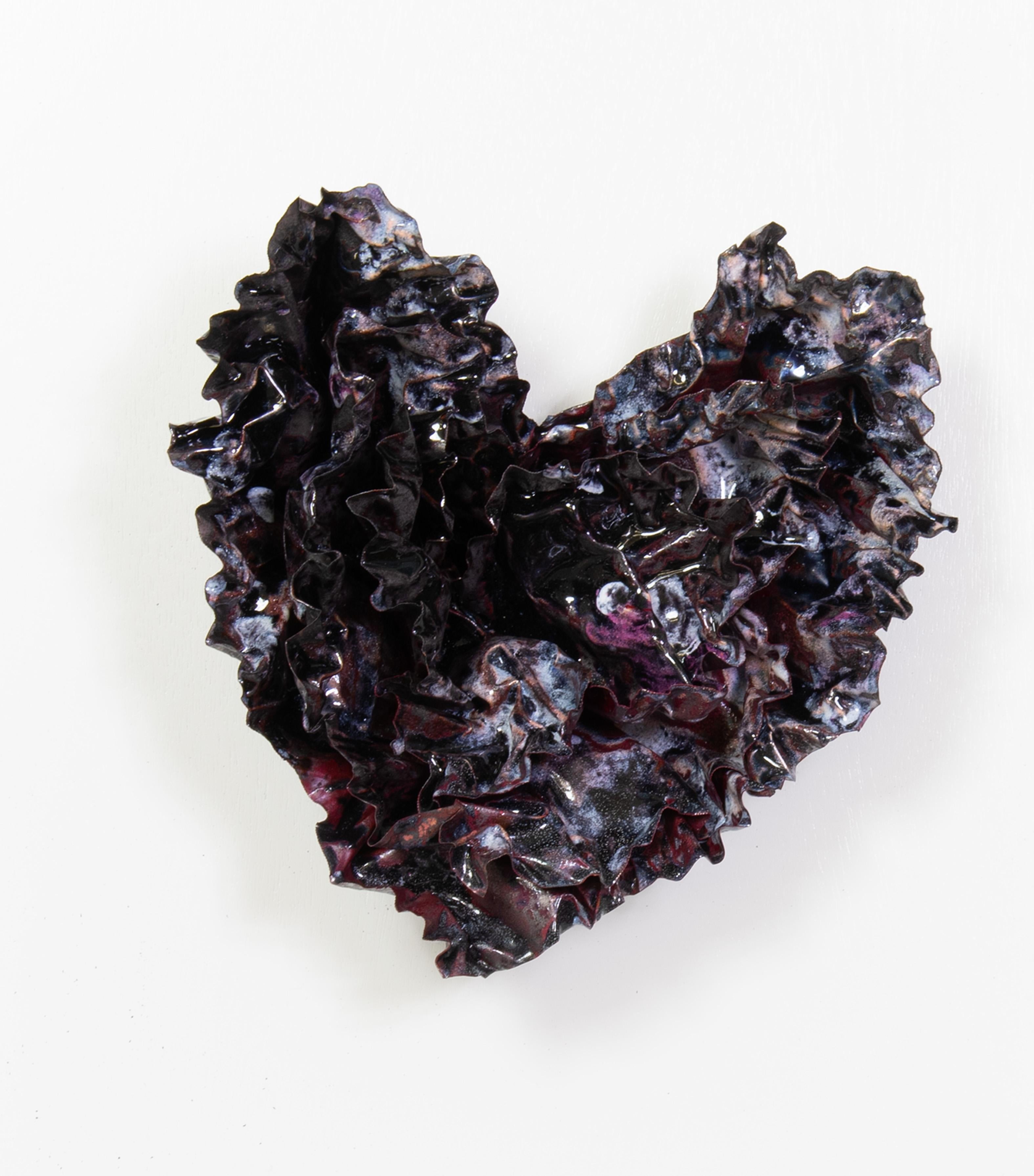 Abstrakte Wandskulptur „Blackened Heart“ aus geschwärztem Herz, 2023 – Sculpture von Sherry Been