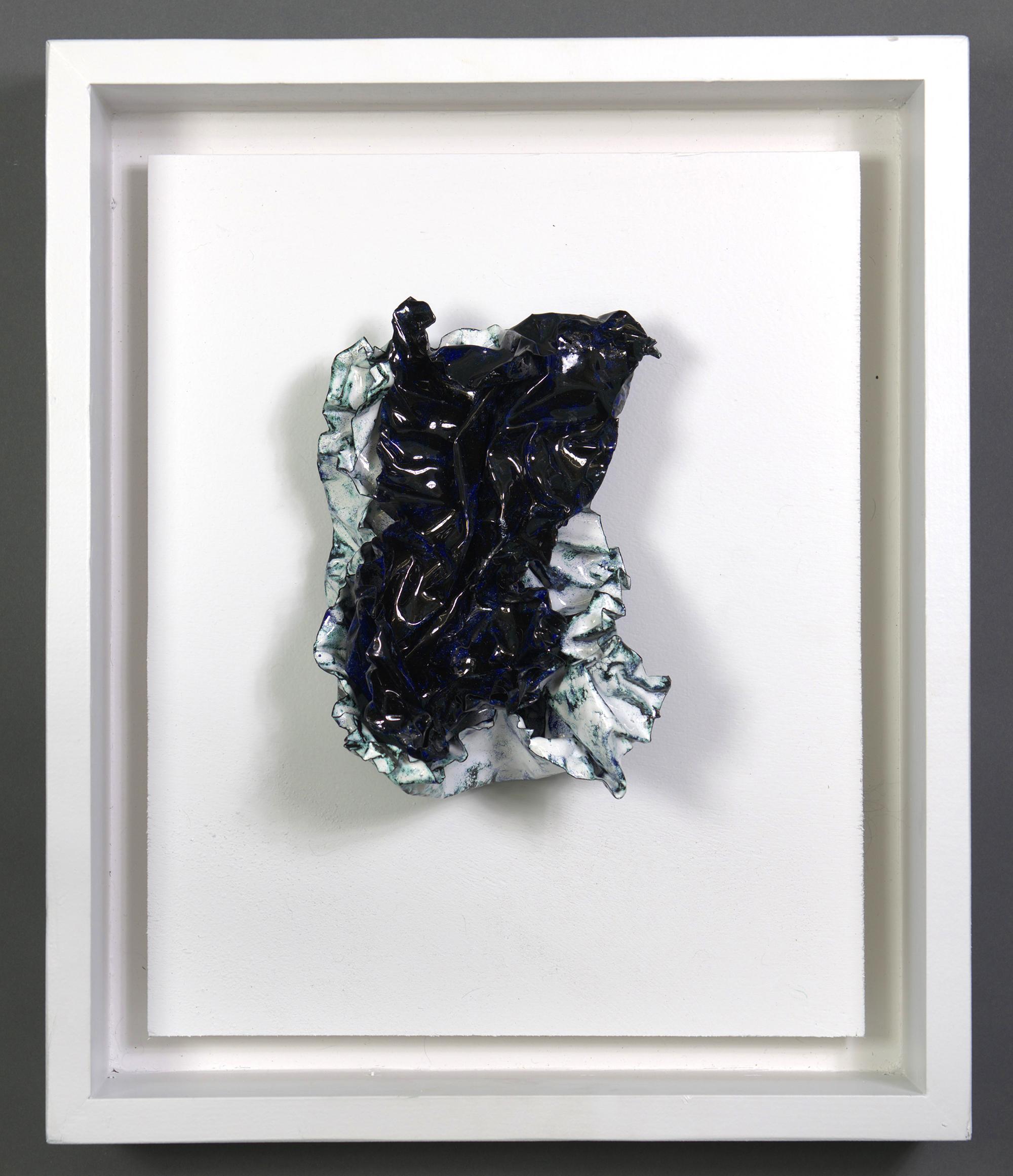 Sherry Been Abstract Sculpture – Abstrakte Wandskulptur „Enveloped“, 2023