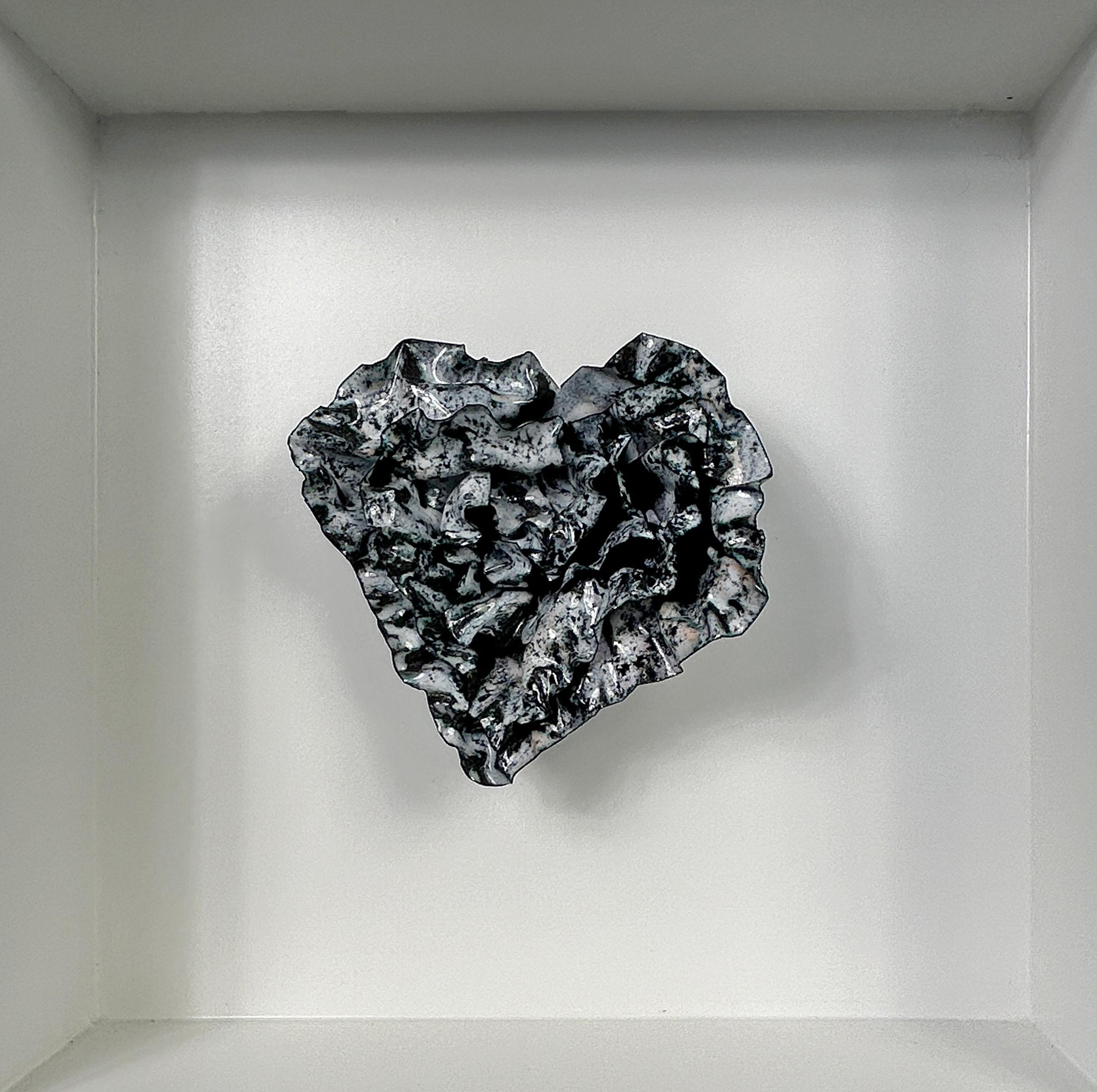 Abstrakte Wandskulptur „Inquisitive Heart“, 2024 – Sculpture von Sherry Been