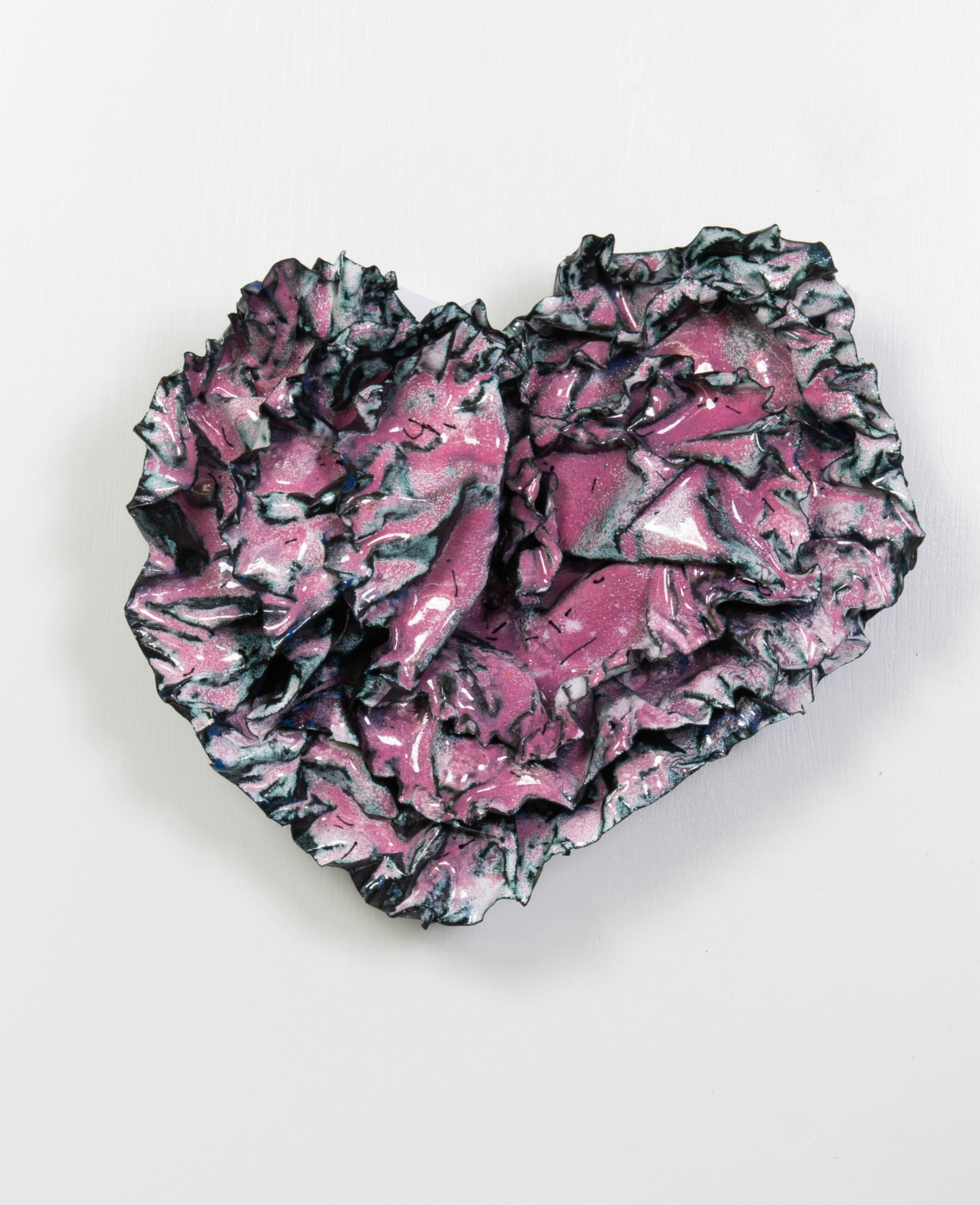 Abstrakte Wandskulptur „Rasberry Pink Heart“ aus der Zeit von 2023 – Sculpture von Sherry Been