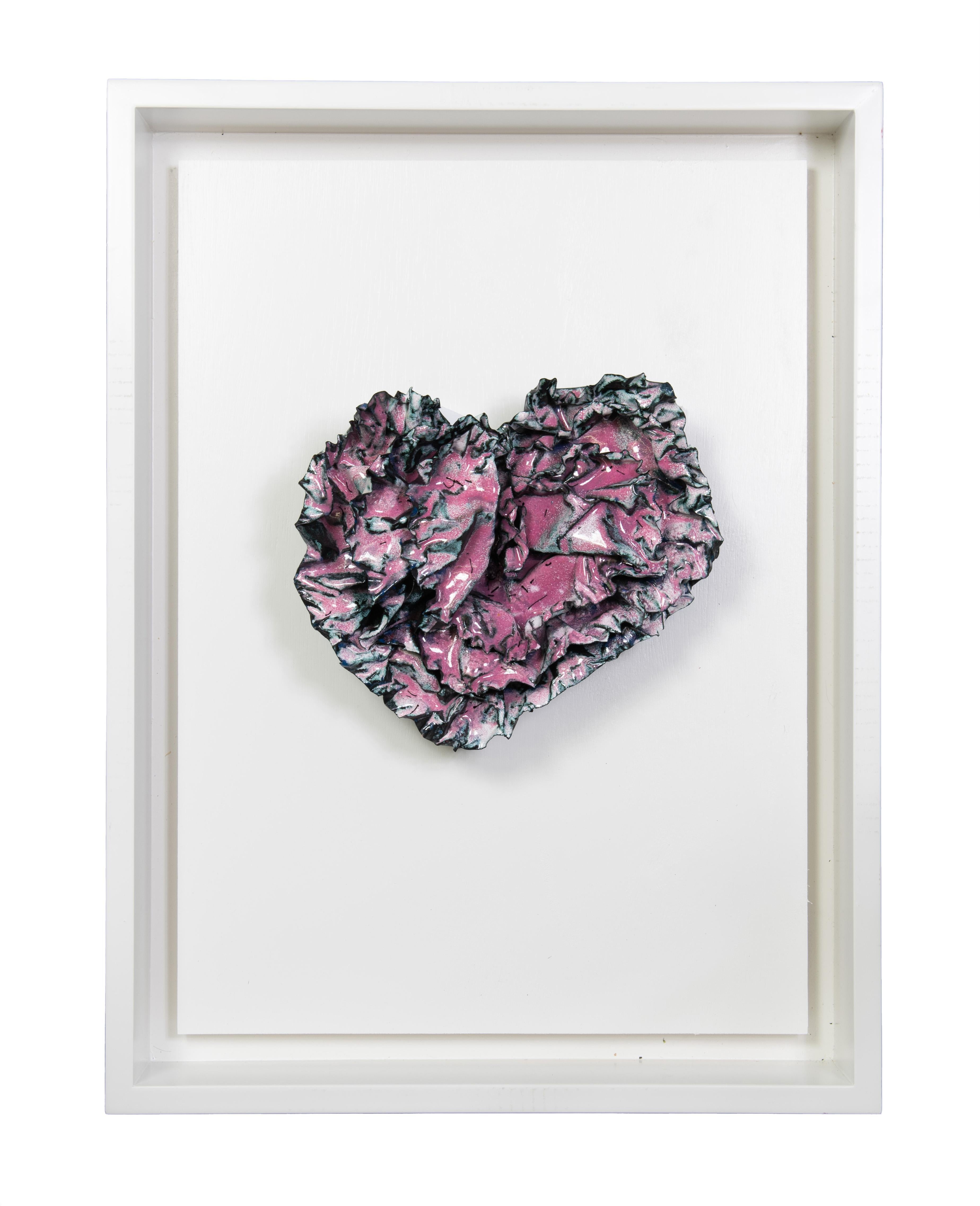 Sherry Been Abstract Sculpture – Abstrakte Wandskulptur „Rasberry Pink Heart“ aus der Zeit von 2023