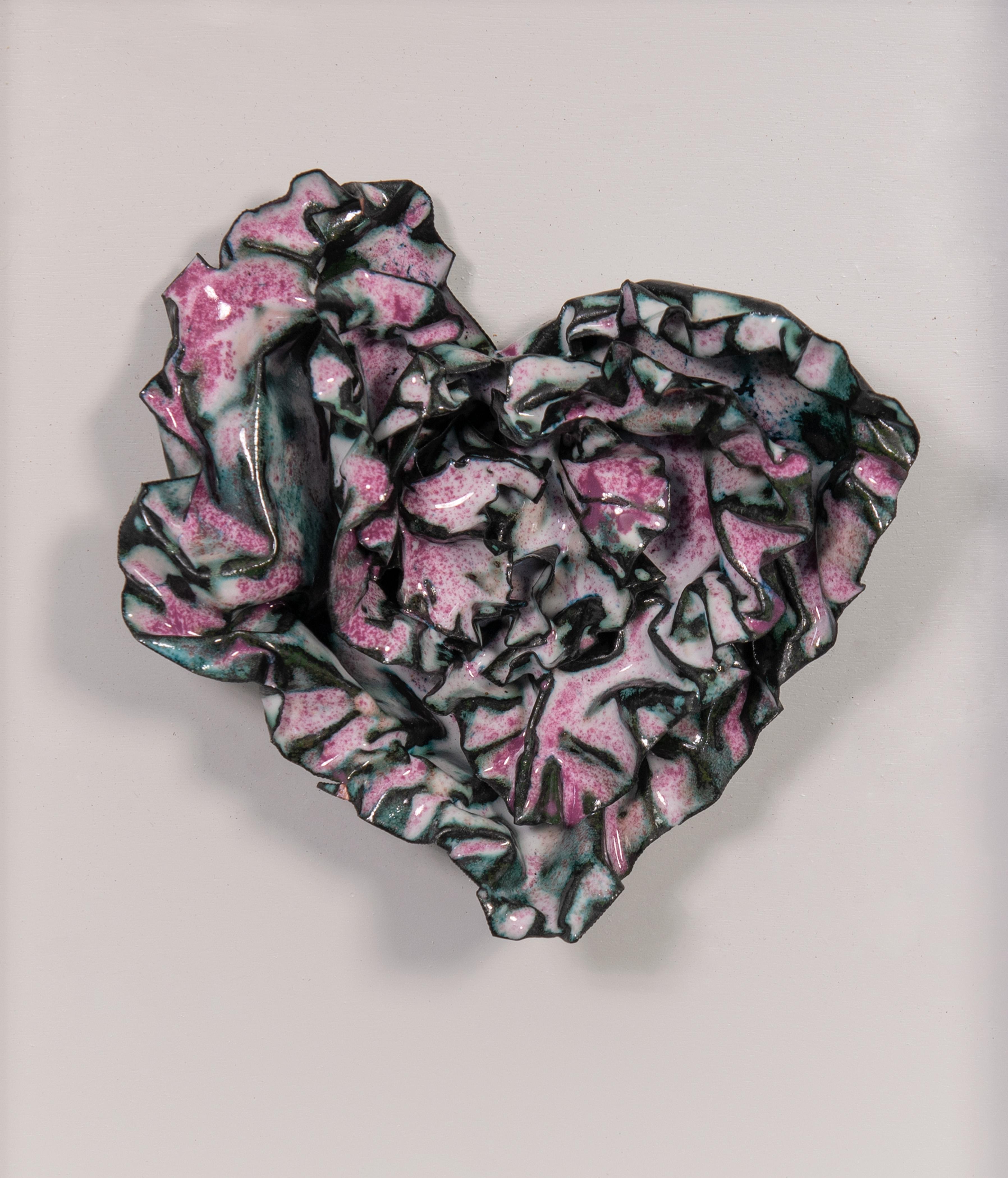 Abstrakte Wandskulptur „Speckled Heart“ von „Speckled Heart“, 2024 – Sculpture von Sherry Been