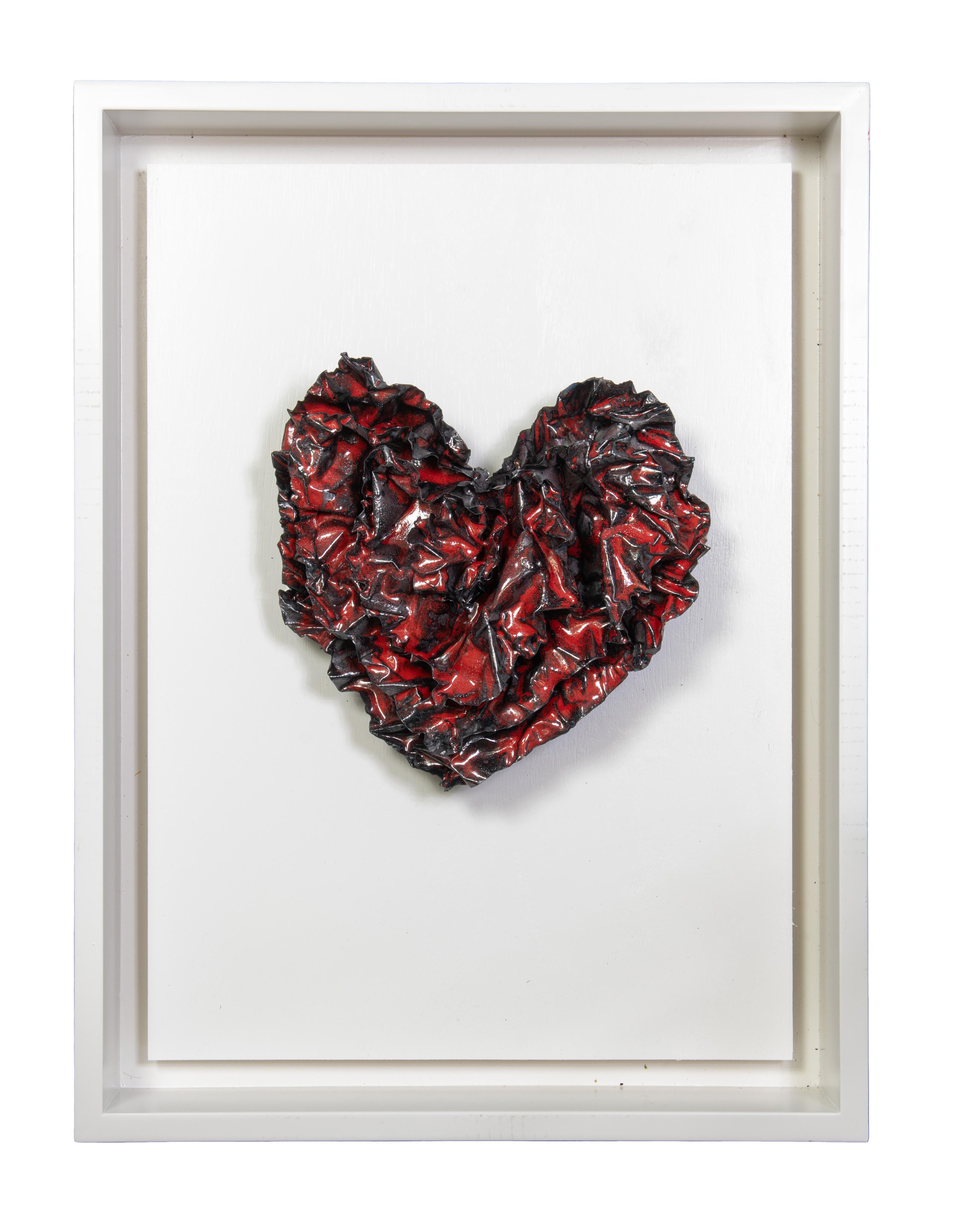 Sherry Been Abstract Sculpture – Abstrakte Wandskulptur „Sultry Heart“ aus Glasur, 2023