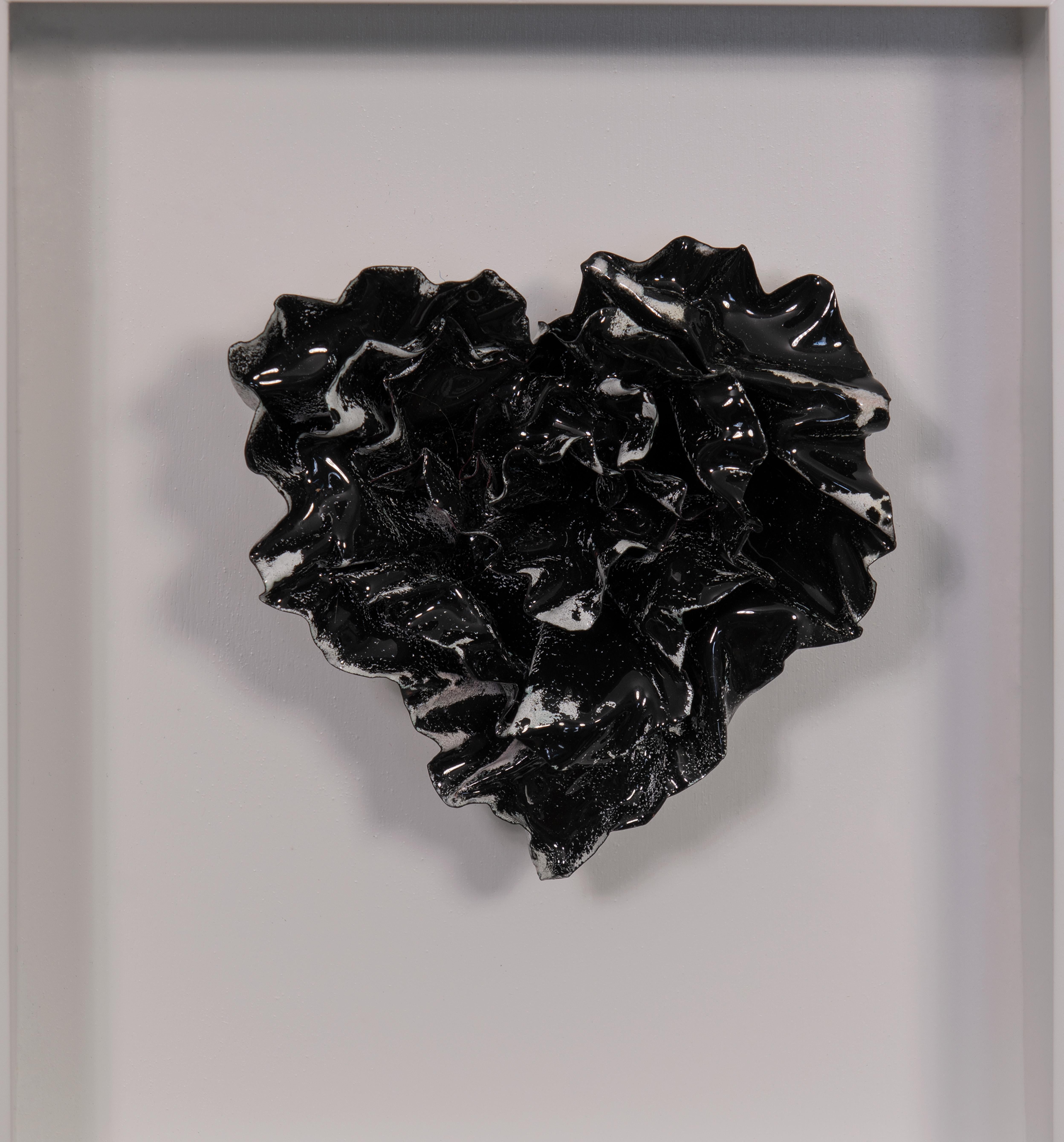 Abstrakte Wandskulptur „Unforgotten Heart“ von „Unforgotten Heart“, 2024 – Sculpture von Sherry Been