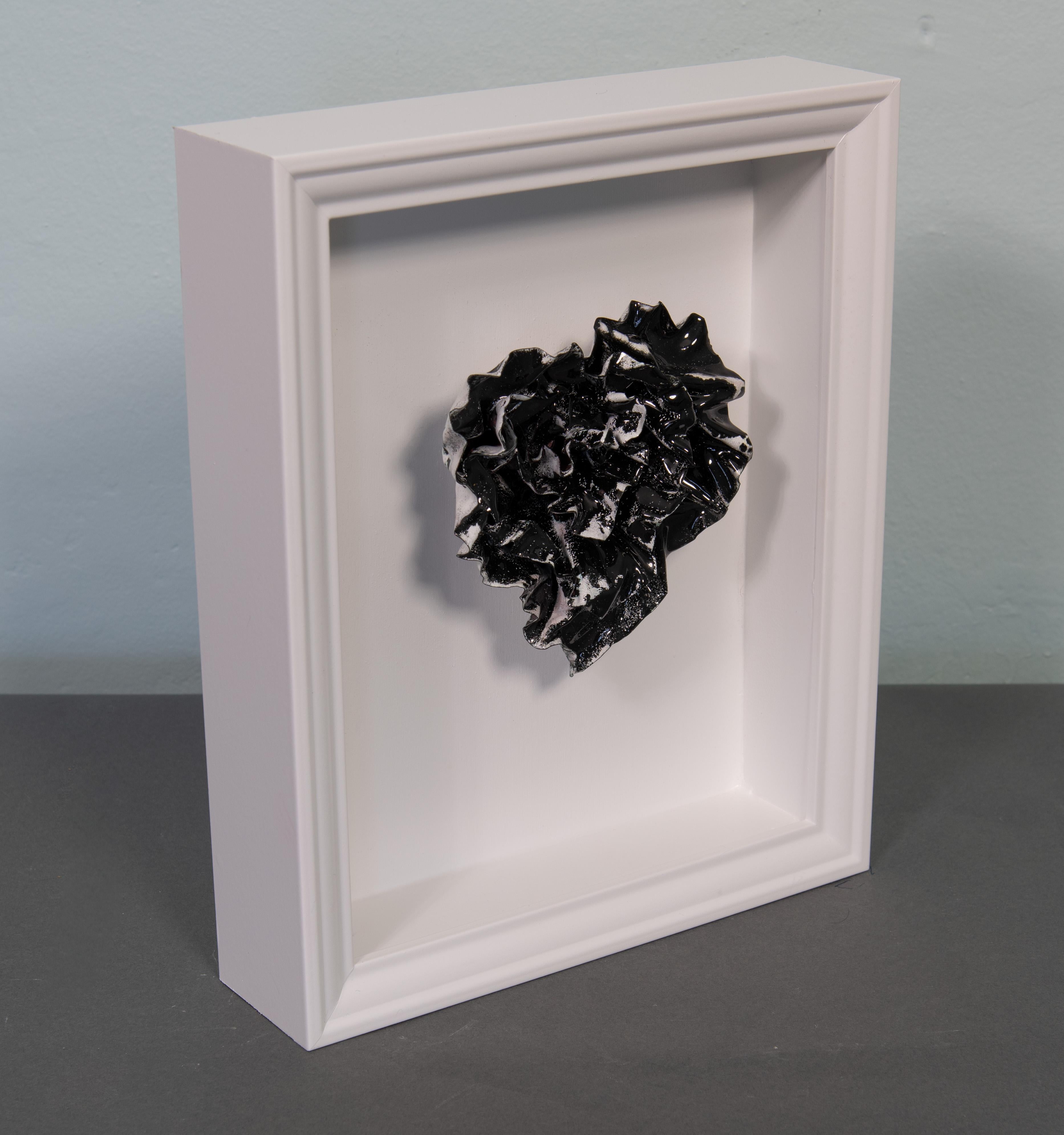 Unforgotten Heart ist eine atemberaubende abstrakte Herzskulptur der Künstlerin Sherry Been.
Diese Metallskulptur zeichnet sich durch einen auffälligen Kontrast von schwarzer und weißer Emaille aus, der den Kampf zwischen Sichtbarkeit und