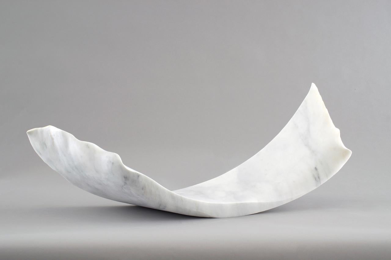Sherry Rossini Abstract Sculpture – Exhale, handgeschnitzte Skulptur aus italienischem Carrara-Marmorstein
