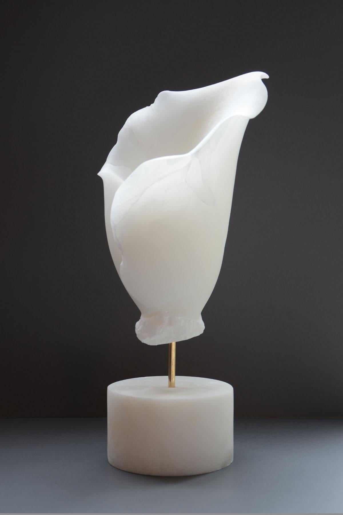 Lily, sculpture italienne en pierre d' albâtre sculptée à la main - Sculpture de Sherry Rossini