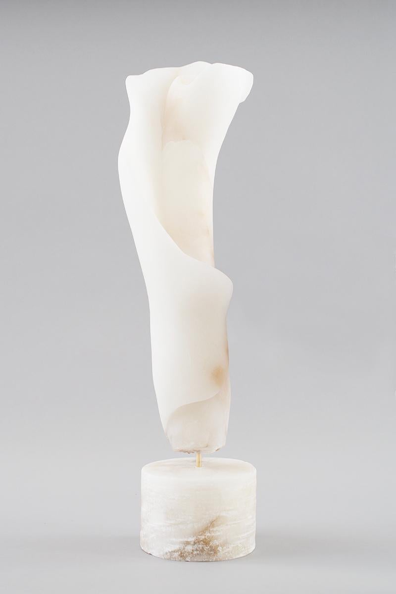 Abstract Sculpture Sherry Rossini - Nouveau souffle, sculpture italienne en pierre d'albâtre sculptée à la main