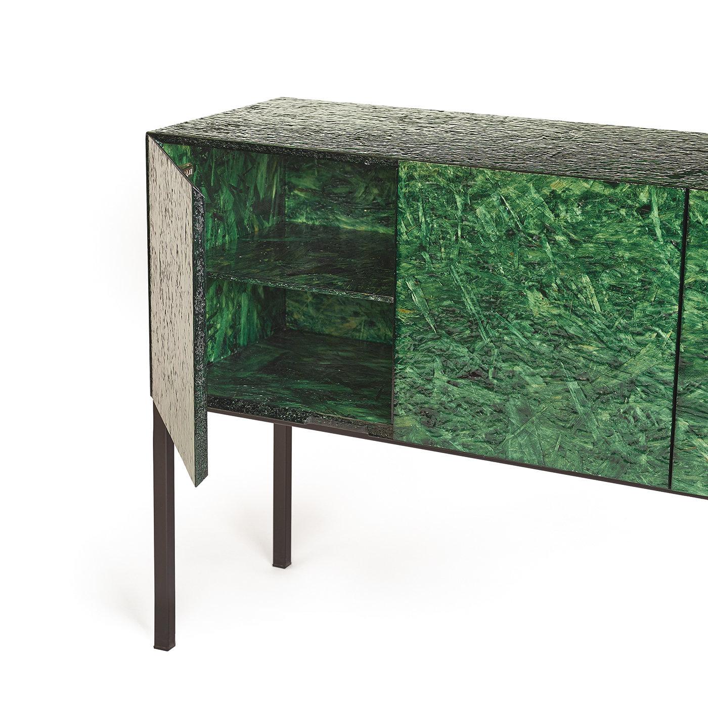 Ce buffet vert à 4 portes battantes au design unique ajoutera une touche d'élégance contemporaine à votre intérieur. Le corps est entièrement réalisé en OSB poli, tandis que les étagères internes et la base sont en métal laqué noir, avec une section