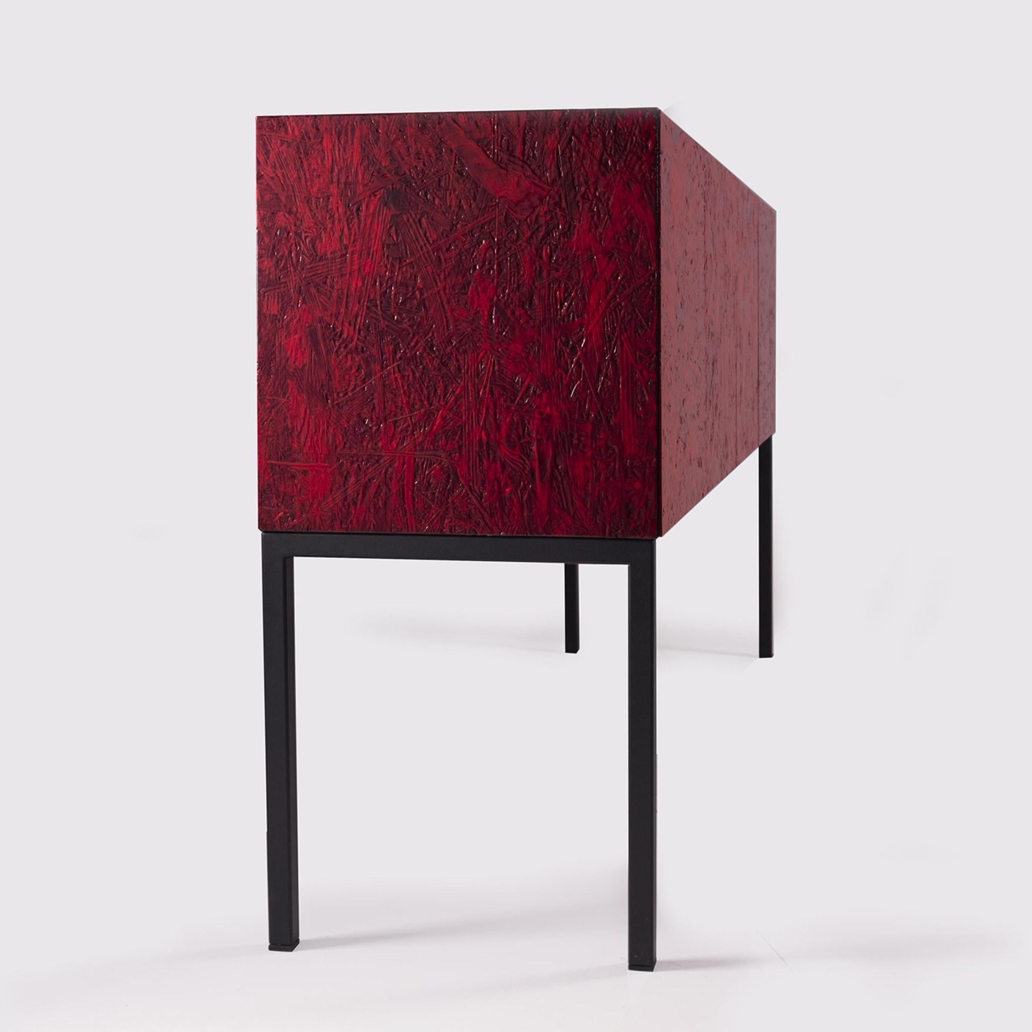 This elegant and refined 4-hinged door sideboard comes in a striking red color, which will certainly impress your guests. The sideboard is made entirely in polished OSB, while the internal shelves and the base are in black lacquered metal, with a