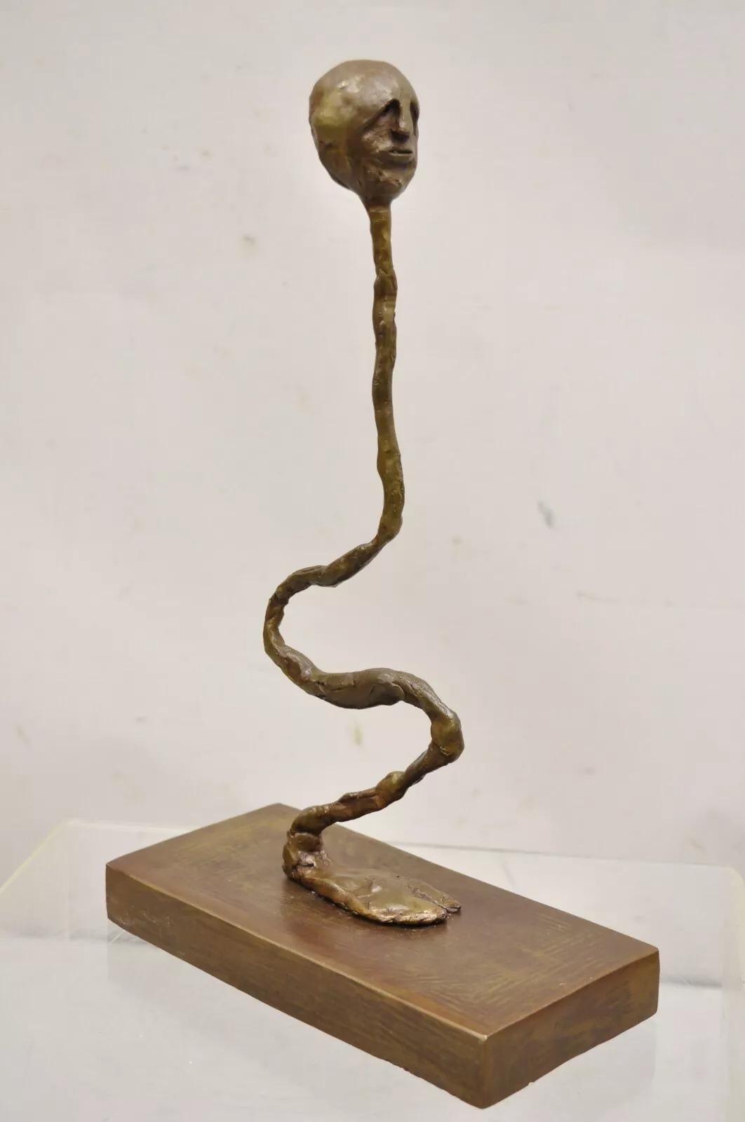 Sheryl Cannold Benjamin (estadounidense, 1924 - 2023) Escultura de figura serpentina de bronce, abstracta, moderna y brutalista, firmada en la base. Finales del siglo XX. Medidas: 17